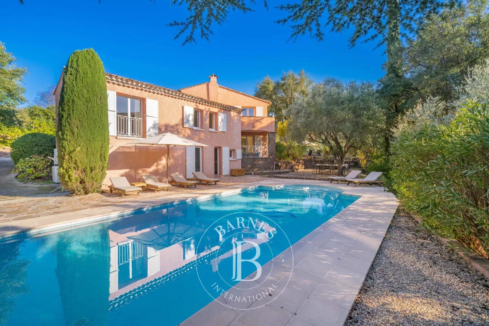 SAINT JEAN DE CANNES - VILLA 4 BEDROOMS IN A PEACEFUL LOCATION WITH VIEWS OF THE SEA AND HILLS picture 11