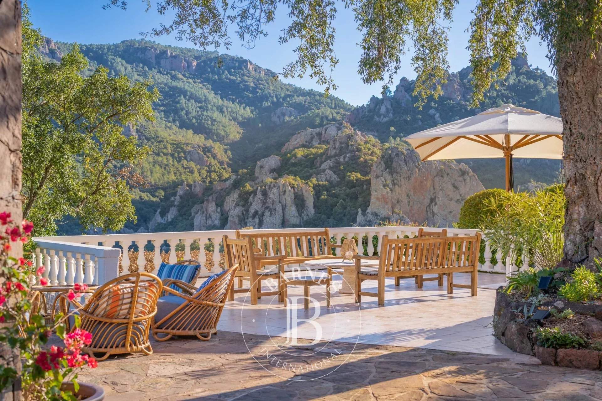 SAINT JEAN DE CANNES - VILLA 4 BEDROOMS IN A PEACEFUL LOCATION WITH VIEWS OF THE SEA AND HILLS picture 2