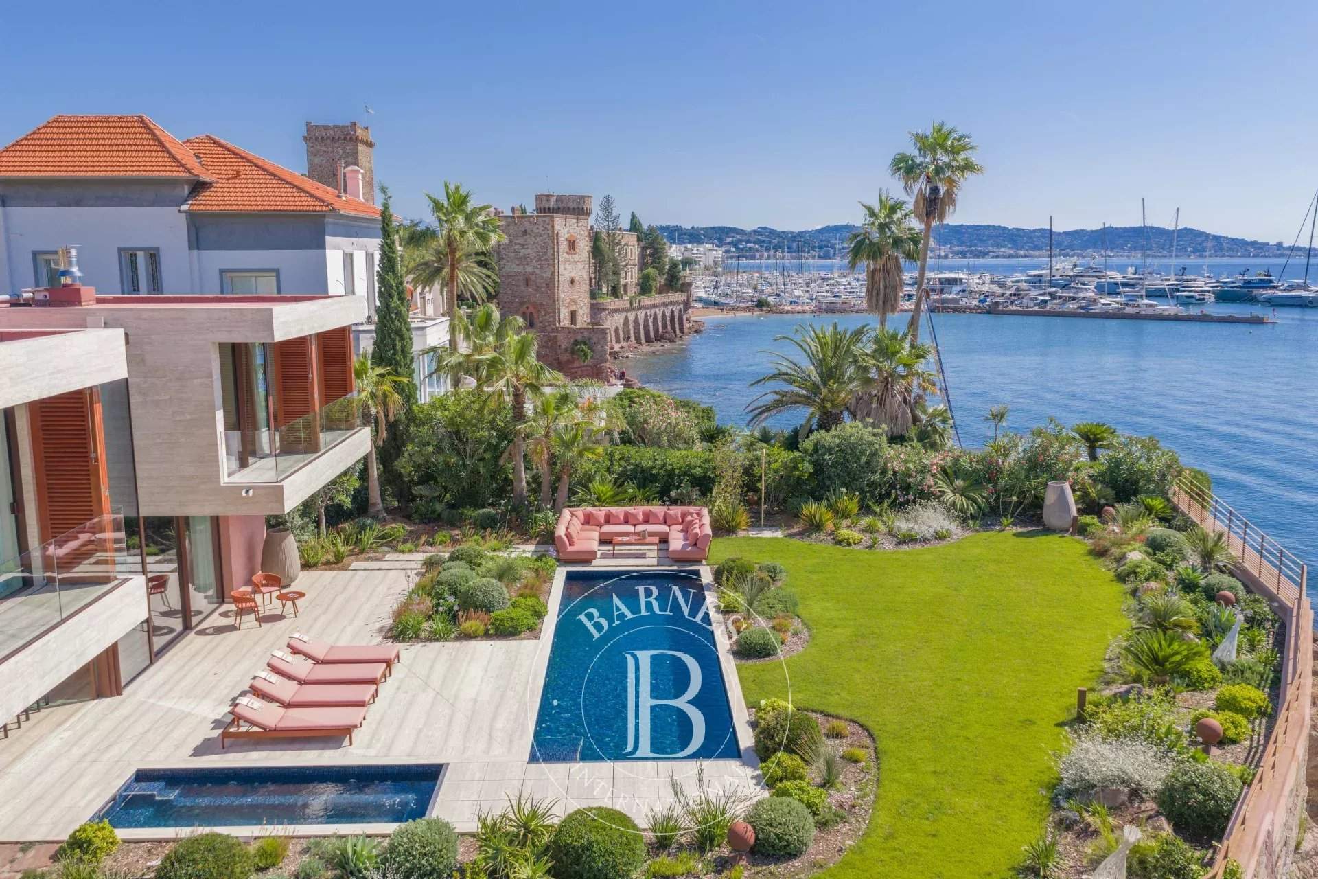 MANDELIEU-LA-NAPOULE - WATERFRONT CONTEMPORARY VILLA - PANORAMIC SEA VIEW picture 10
