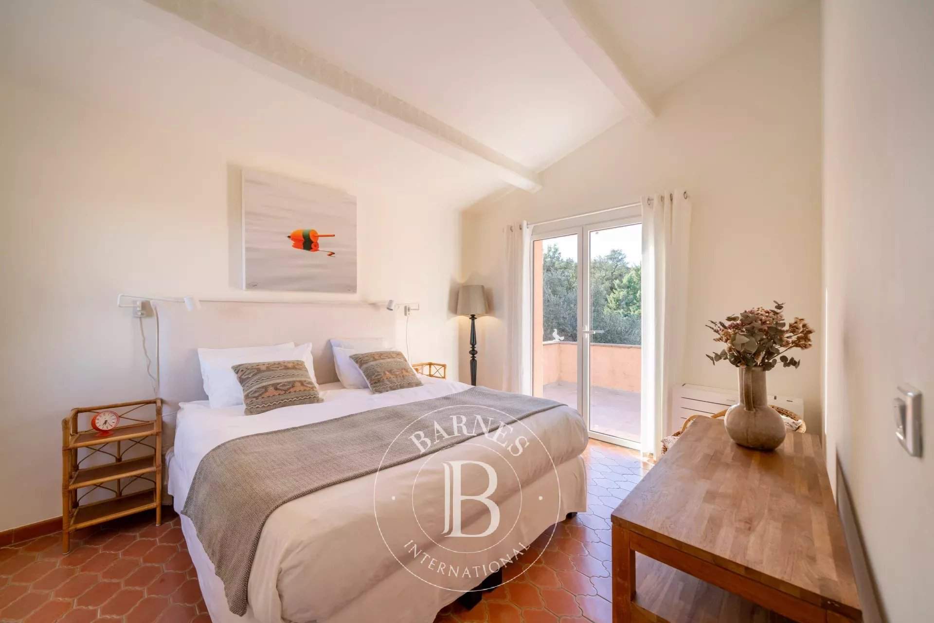 SAINT JEAN DE CANNES - VILLA 4 BEDROOMS IN A PEACEFUL LOCATION WITH VIEWS OF THE SEA AND HILLS picture 6