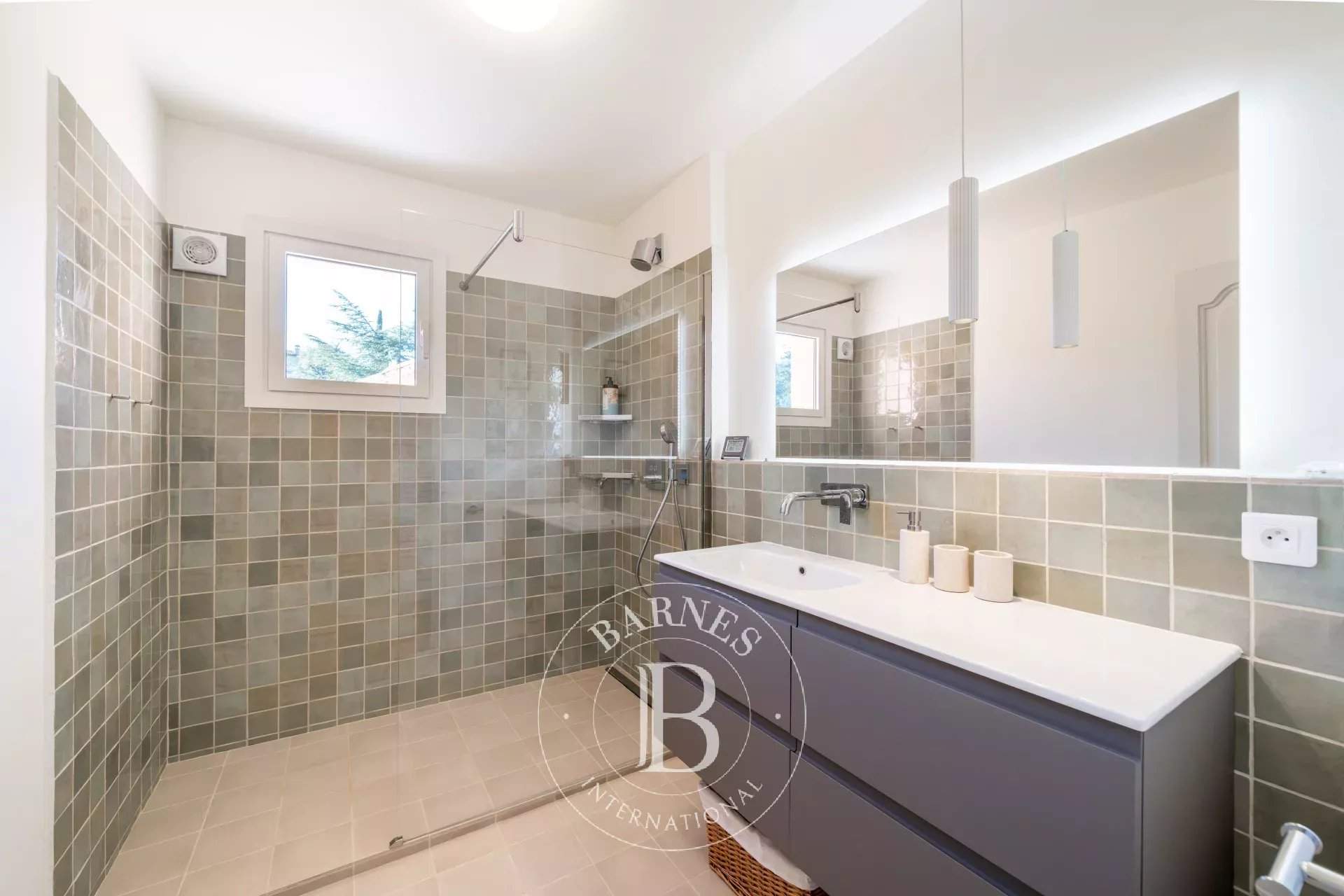 SAINT JEAN DE CANNES - VILLA 4 BEDROOMS IN A PEACEFUL LOCATION WITH VIEWS OF THE SEA AND HILLS picture 7