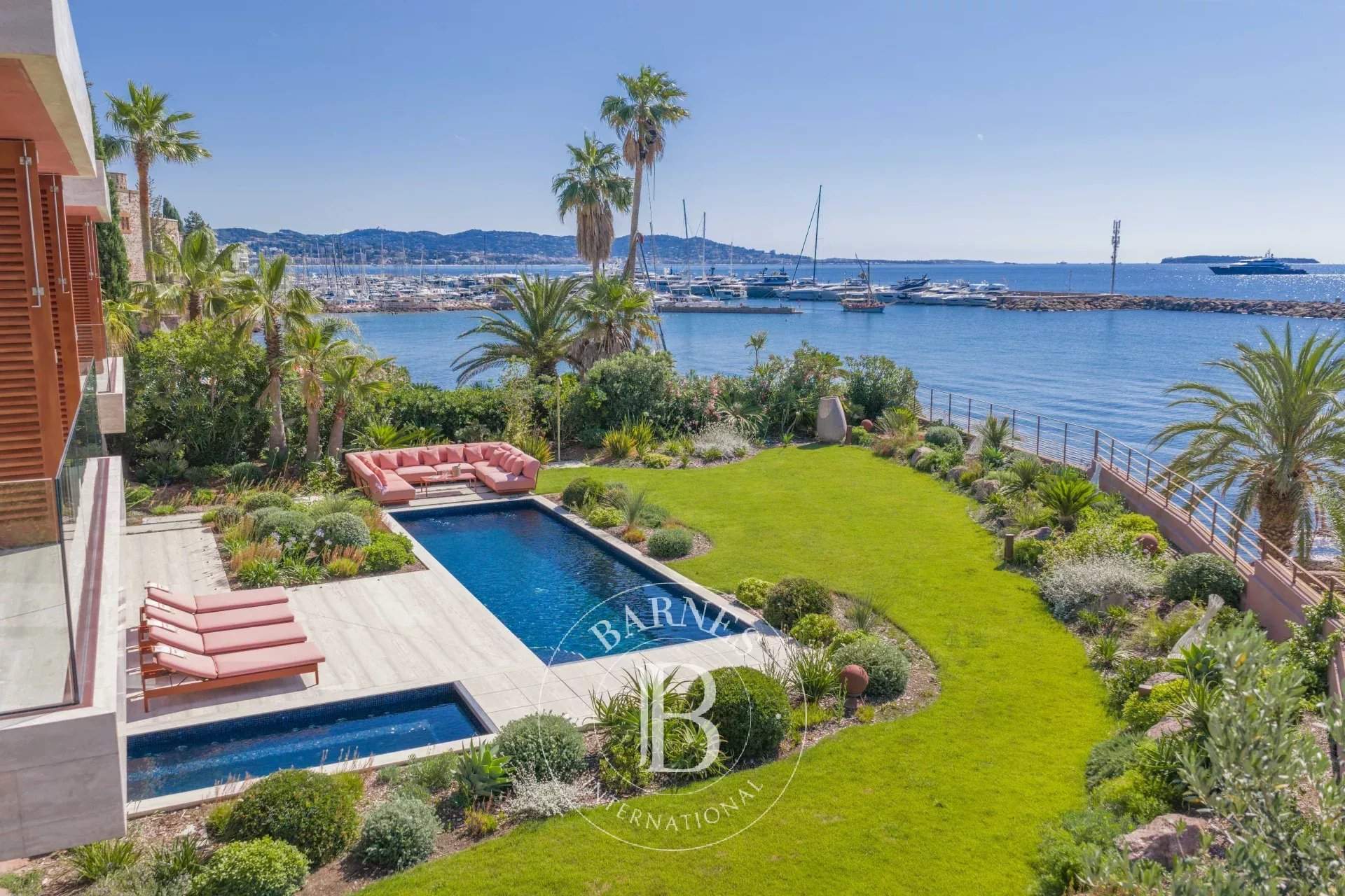 MANDELIEU-LA-NAPOULE - WATERFRONT CONTEMPORARY VILLA - PANORAMIC SEA VIEW picture 9