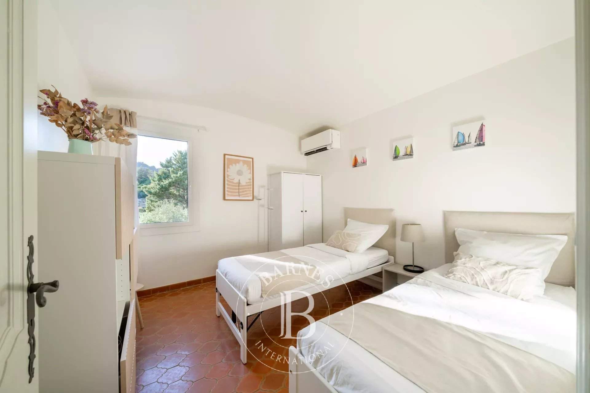 SAINT JEAN DE CANNES - VILLA 4 BEDROOMS IN A PEACEFUL LOCATION WITH VIEWS OF THE SEA AND HILLS picture 10