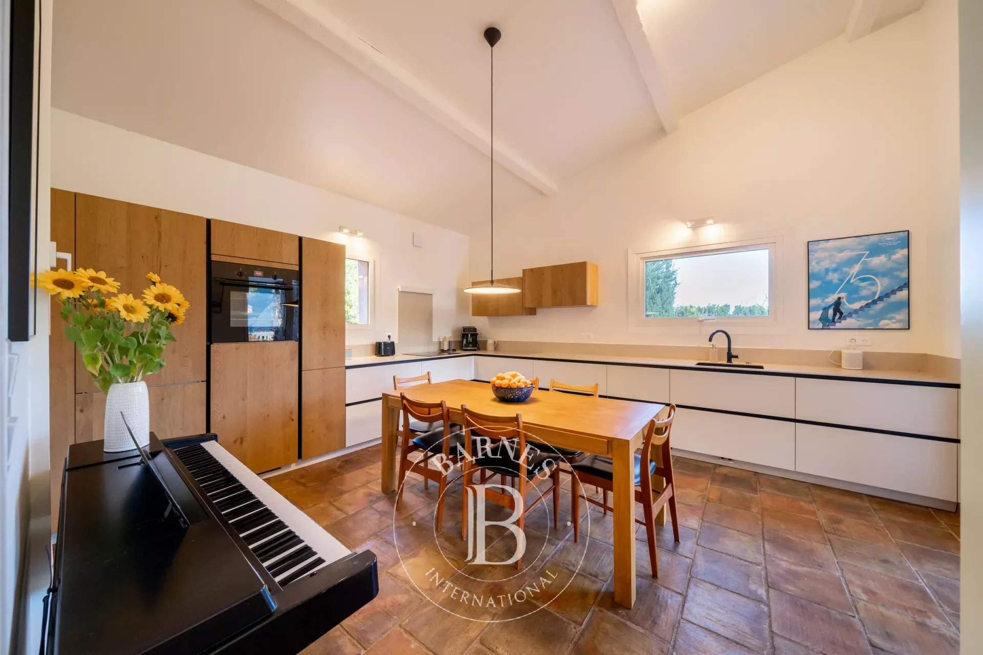 SAINT JEAN DE CANNES - VILLA 4 BEDROOMS IN A PEACEFUL LOCATION WITH VIEWS OF THE SEA AND HILLS picture 4