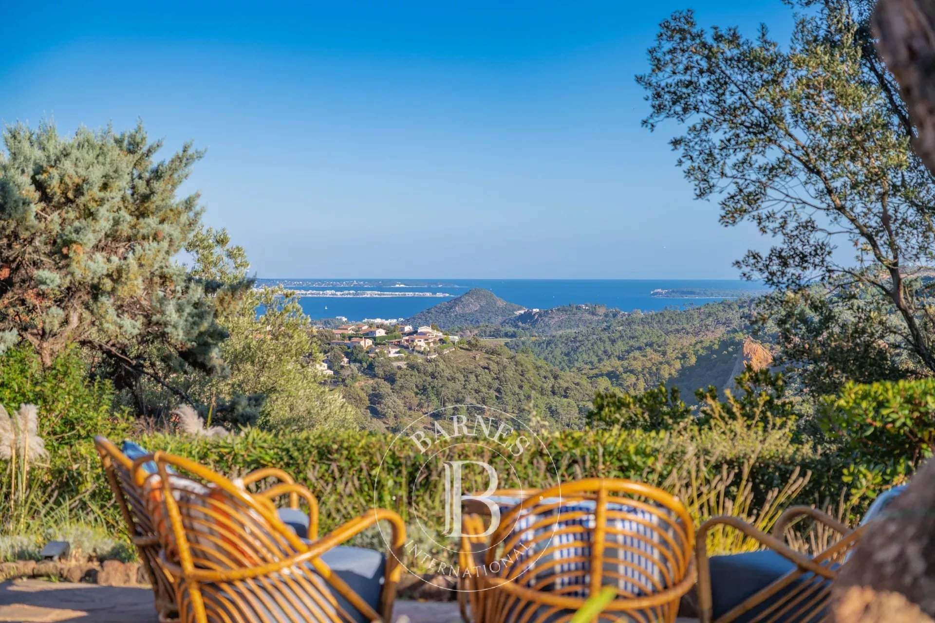 SAINT JEAN DE CANNES - VILLA 4 BEDROOMS IN A PEACEFUL LOCATION WITH VIEWS OF THE SEA AND HILLS picture 13