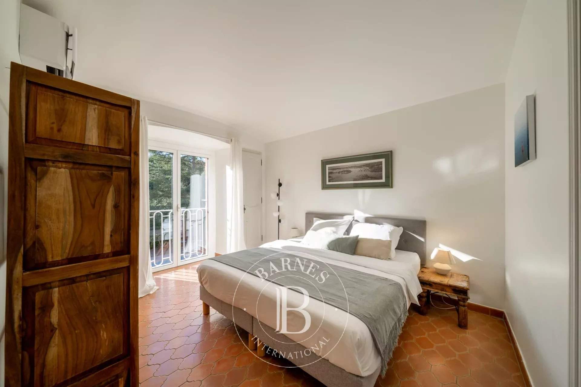 SAINT JEAN DE CANNES - VILLA 4 BEDROOMS IN A PEACEFUL LOCATION WITH VIEWS OF THE SEA AND HILLS picture 8