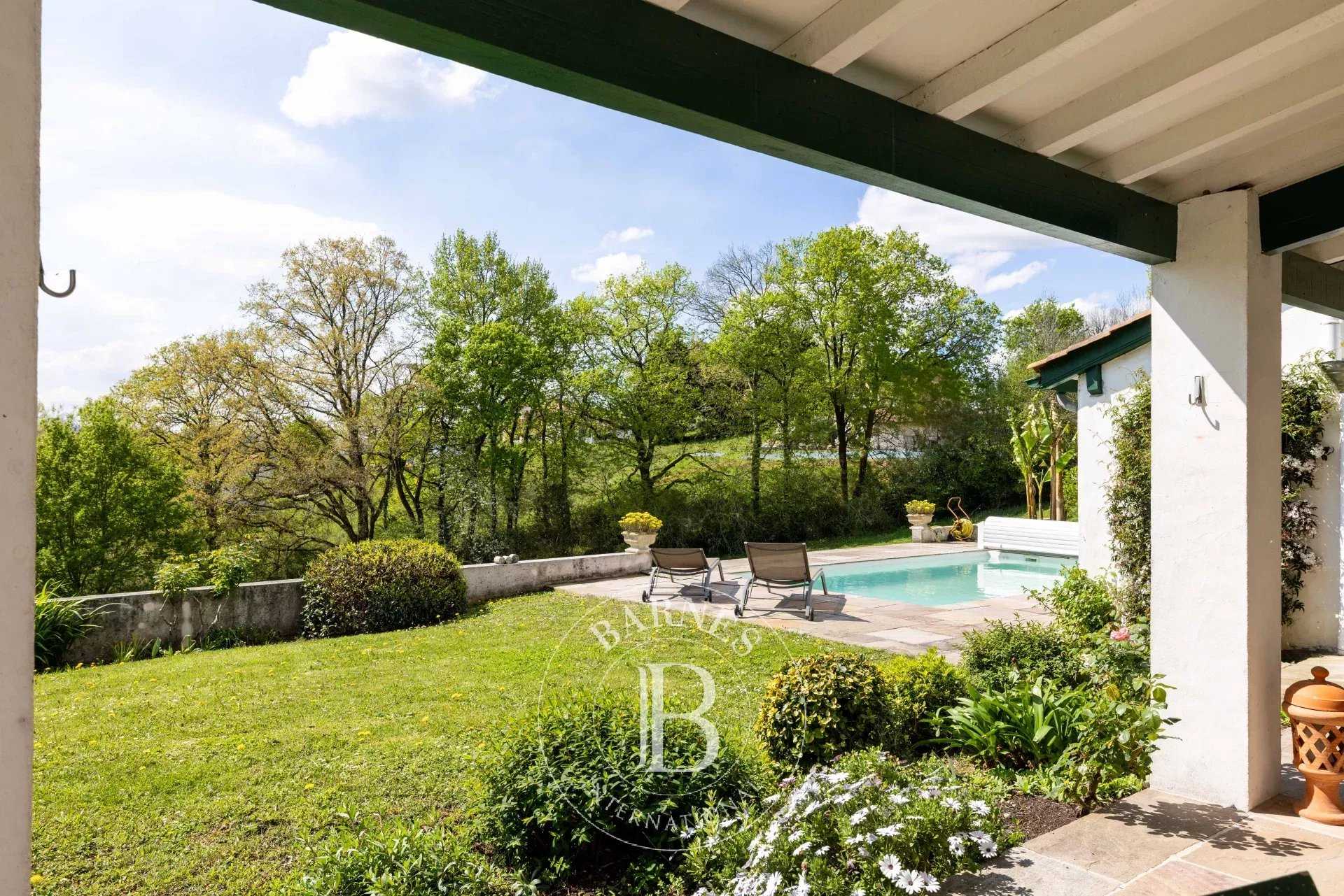 Mouguerre  - Maison 8 Pi&egrave;ces 5 Chambres