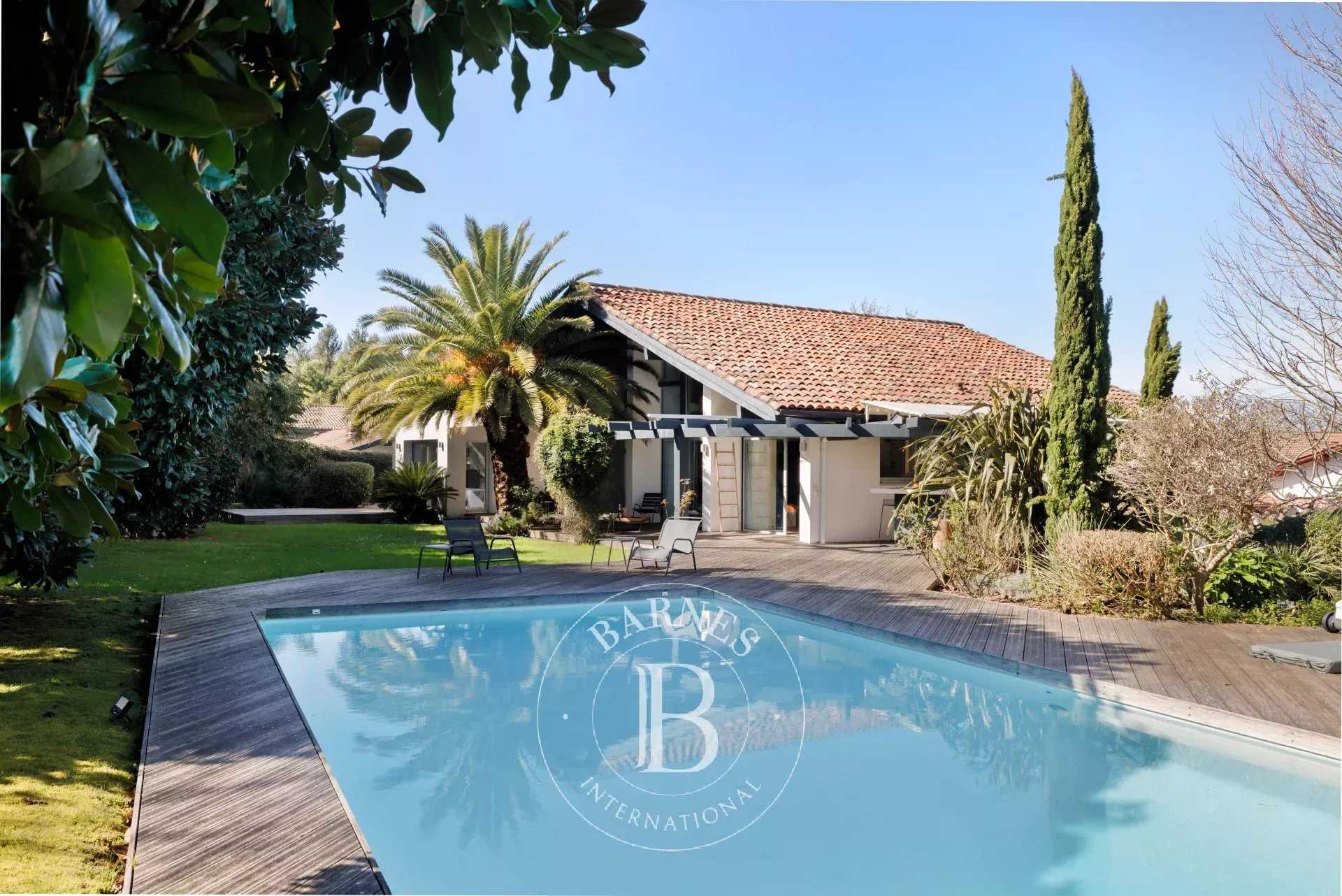 SIMONE - Renovated family villa, tastefully decorated, heated pool - 4 bedrooms & 3 bathrooms - Biarritz picture 20