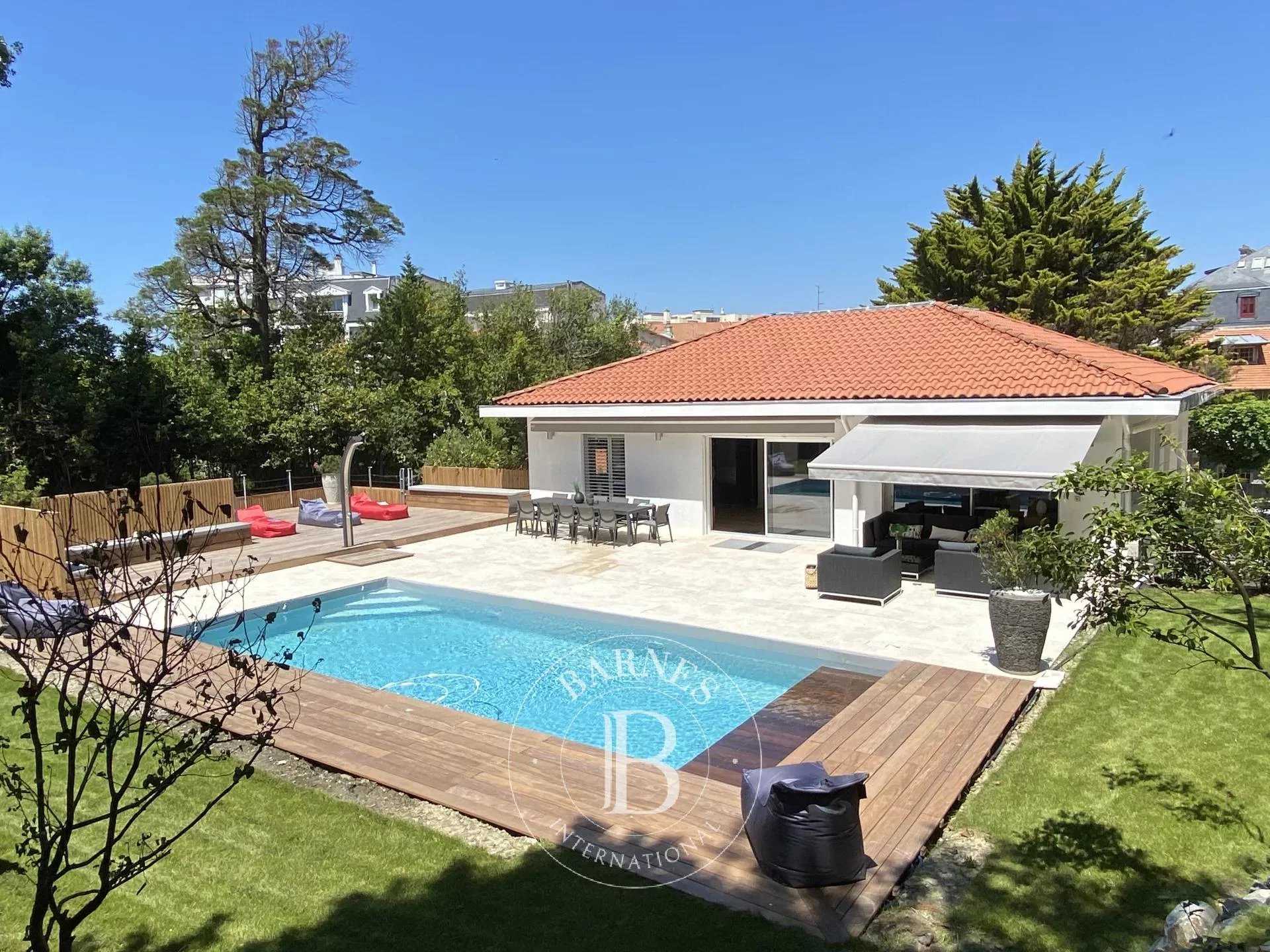 Spacious 6 bedroom Villa with Heated Pool in the heart of Biarritz picture 20