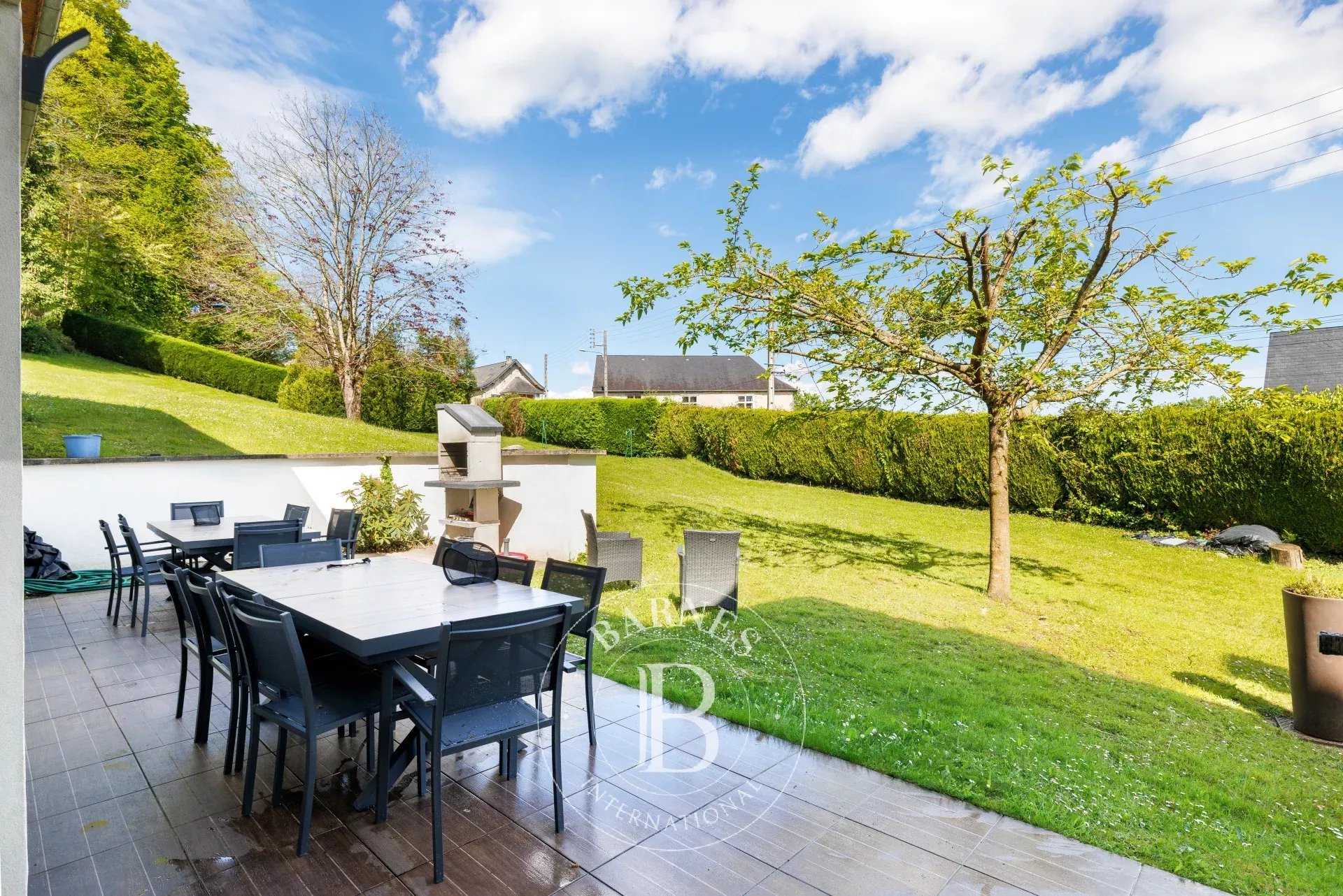 Oloron-Sainte-Marie  - Maison de village 12 Pi&egrave;ces 9 Chambres