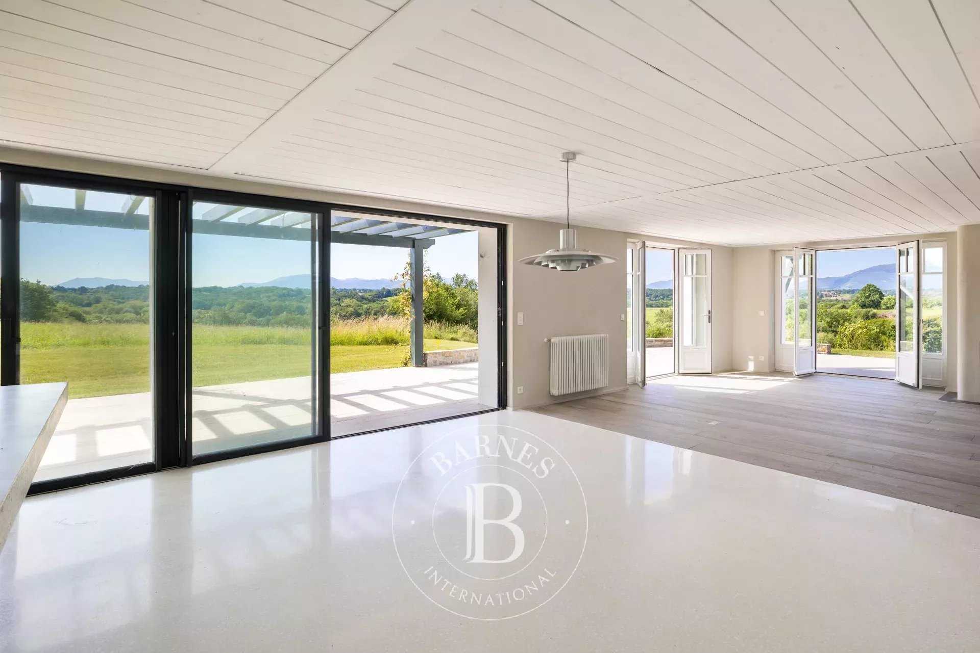 Arbonne  - Maison 10 Pièces 6 Chambres