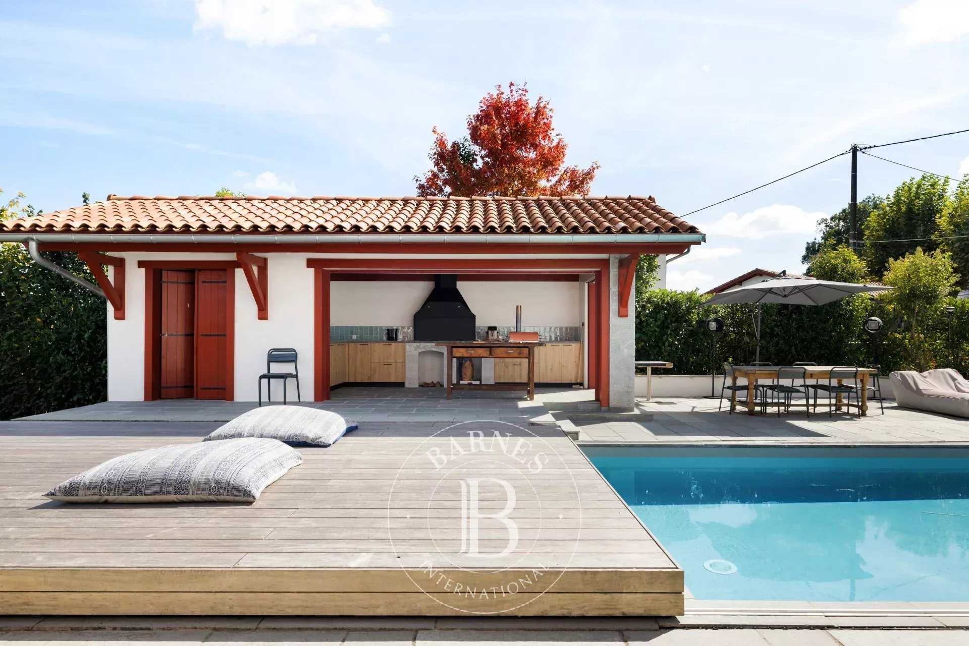 Larressore  - Maison 8 Pi&egrave;ces 5 Chambres