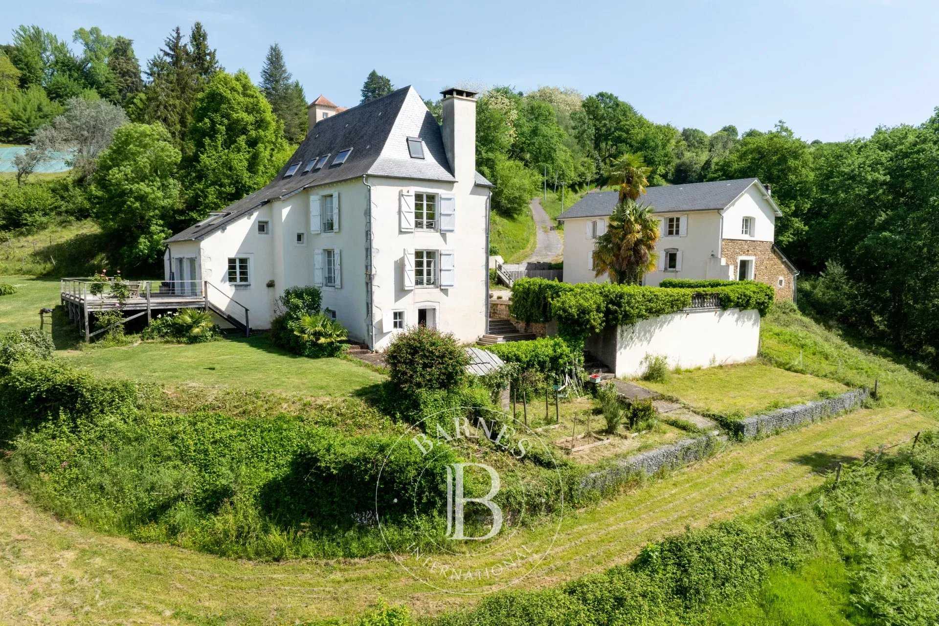 Pau  - Propriété 10 Pi&egrave;ces 8 Chambres