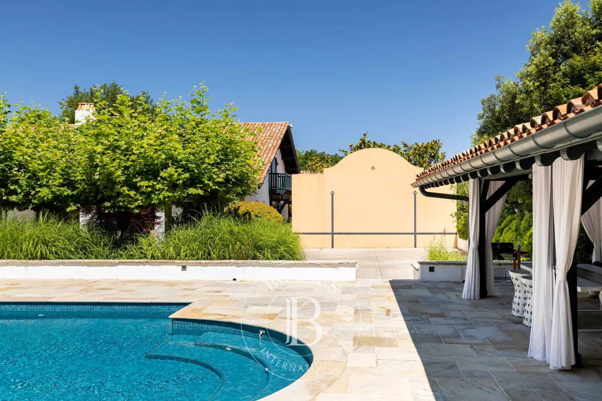 Arcangues  - Maison 9 Pi&egrave;ces 5 Chambres