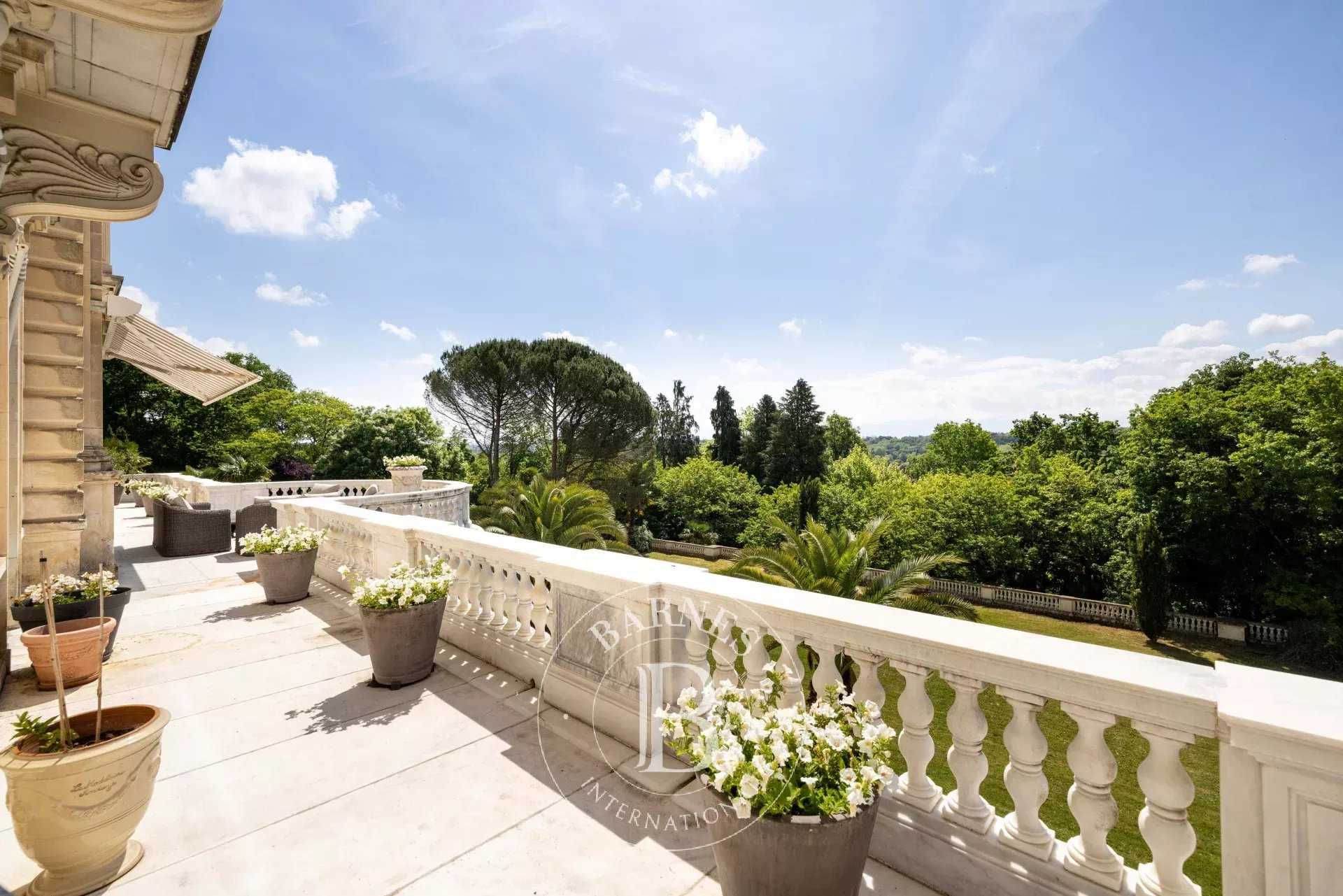 Pau  - Appartement 9 Pièces 3 Chambres