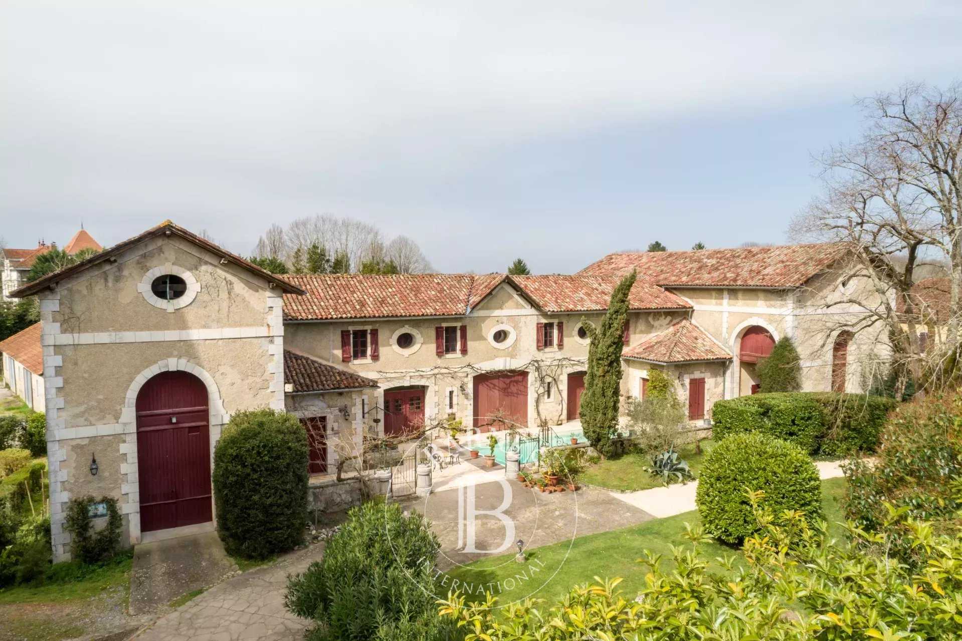 Peyrehorade  - Château 25 Pièces 14 Chambres