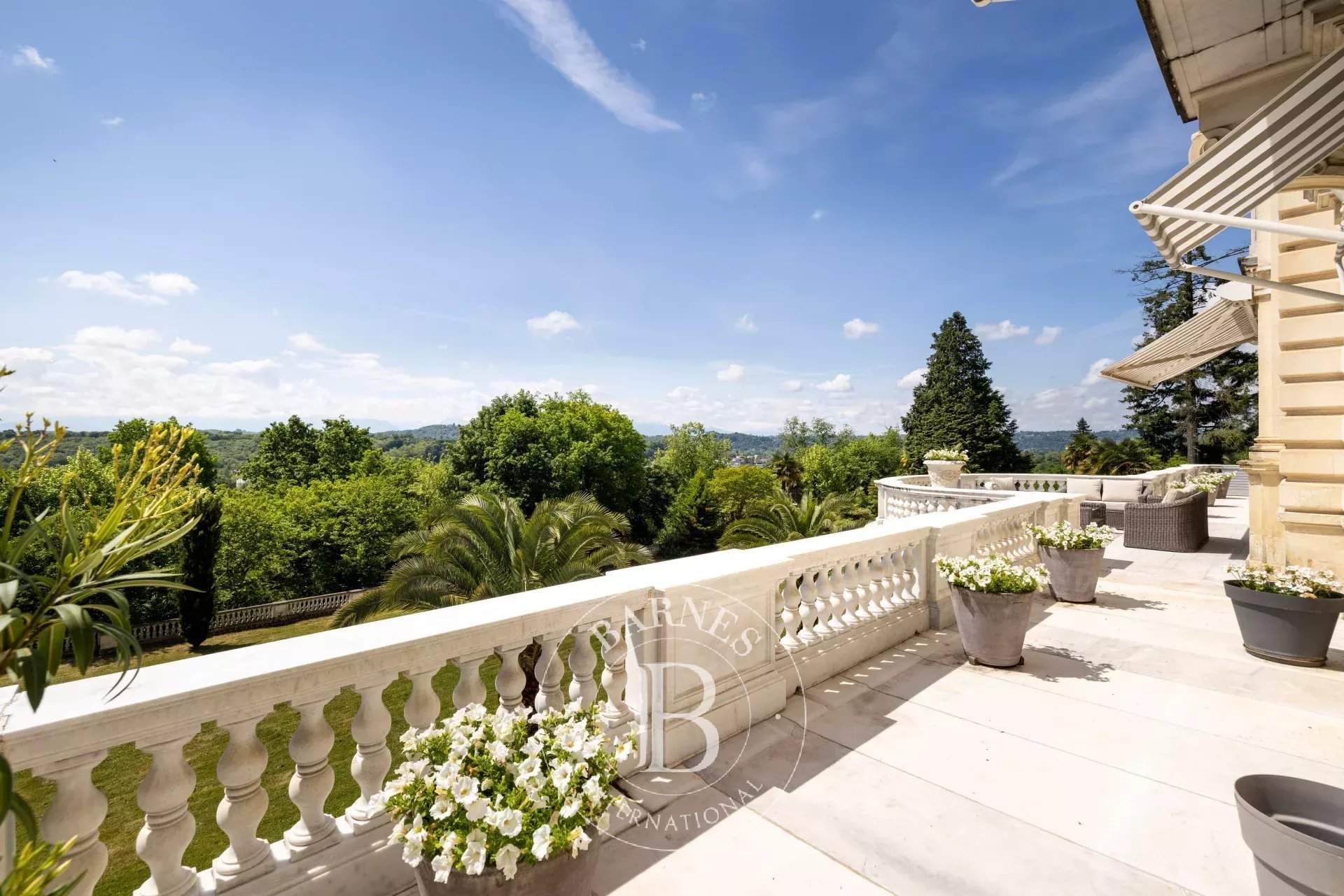 Pau  - Appartement 9 Pièces 3 Chambres - picture 2