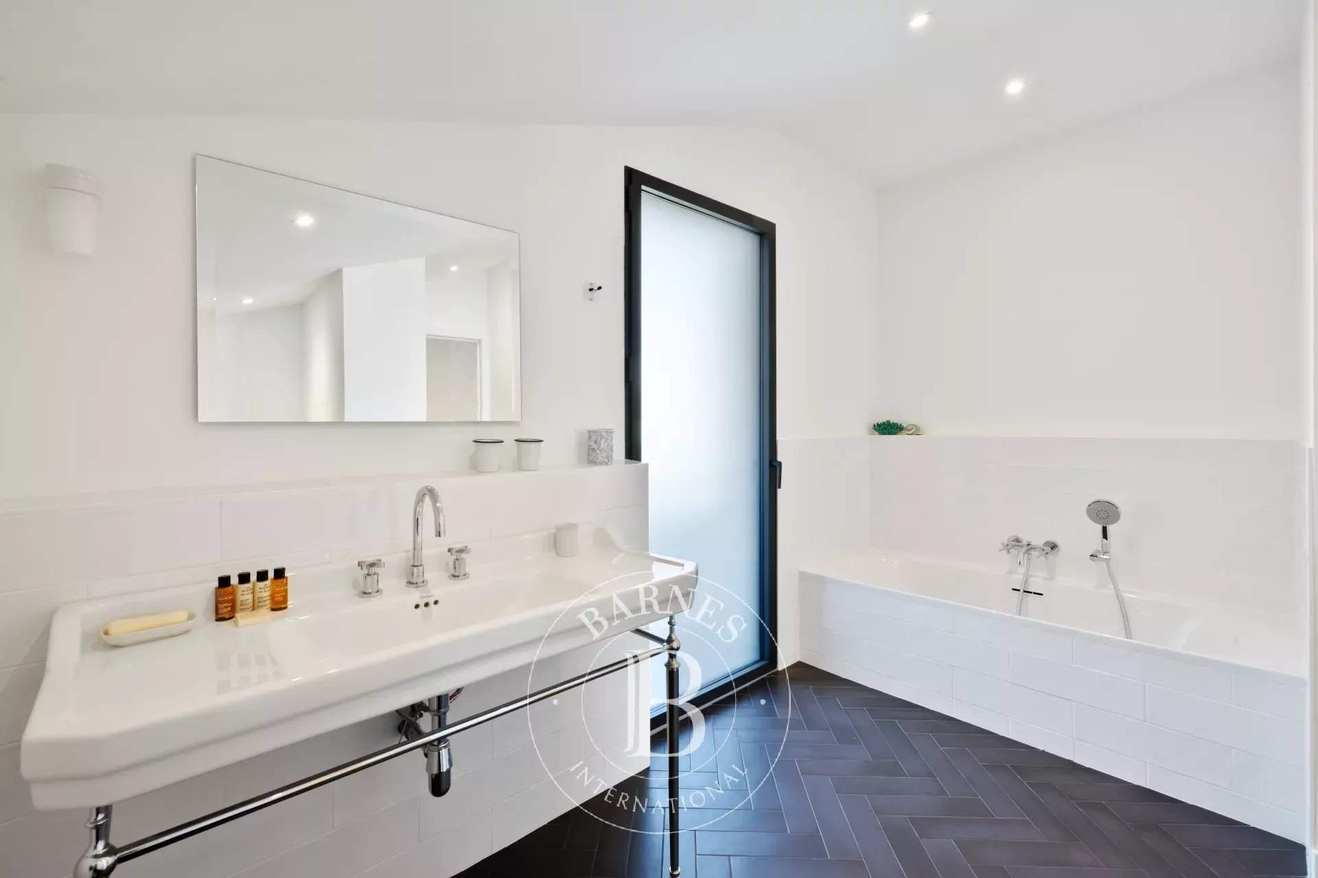 BEACHBREAK - LAFITENIA - Magnifique villa familiale avec piscine chauffée, 4 chambres & 1 studio indépendant - Saint-Jean de Luz picture 17