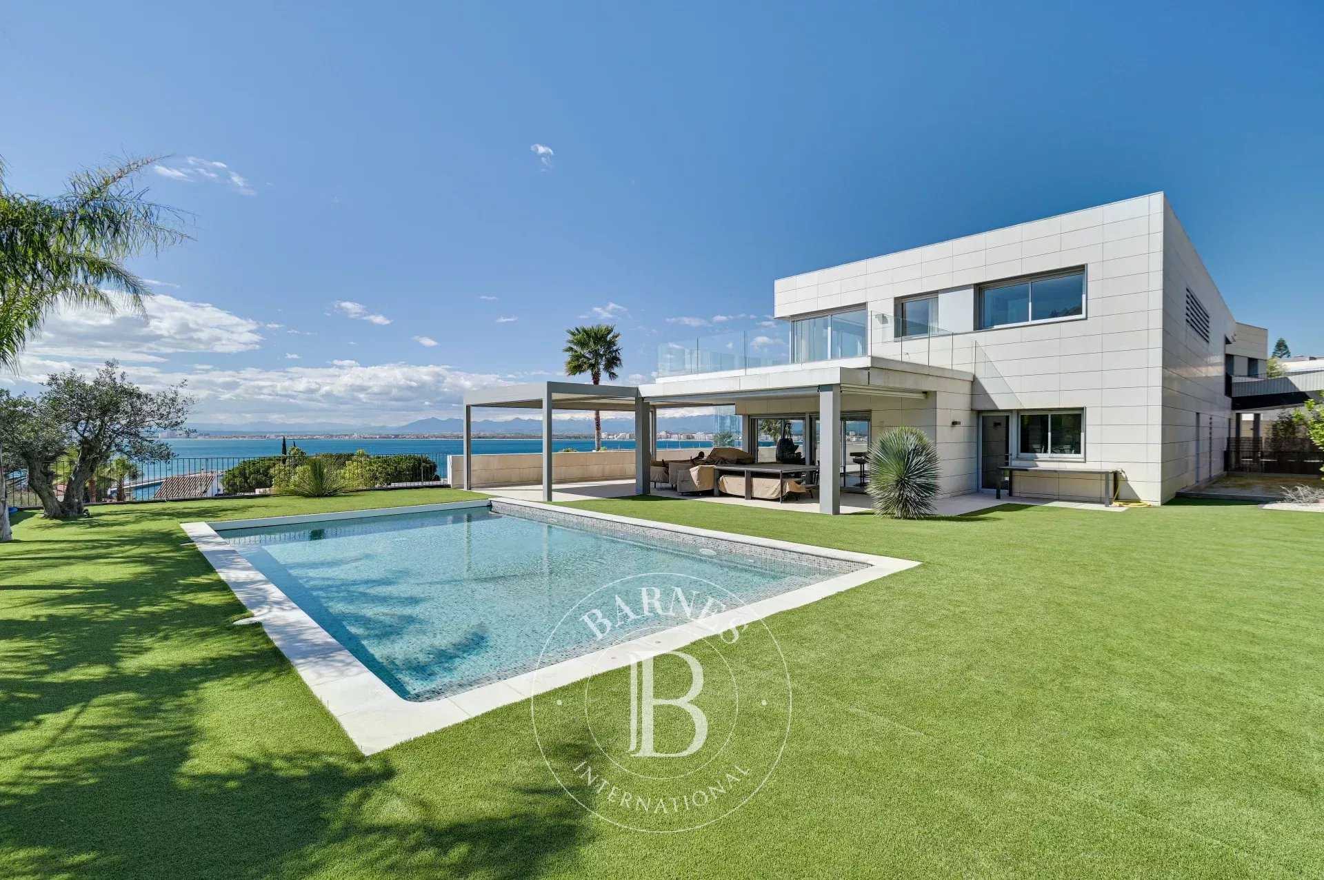 Villa Roses  -  ref 85674603 (picture 1)