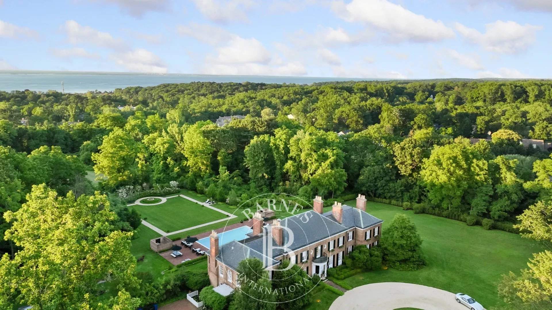 Glen Cove  - House  - picture 2