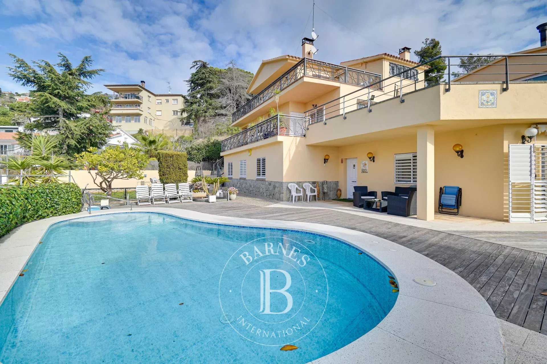 Mataró  - Casa 8 Cuartos 8 Habitaciones