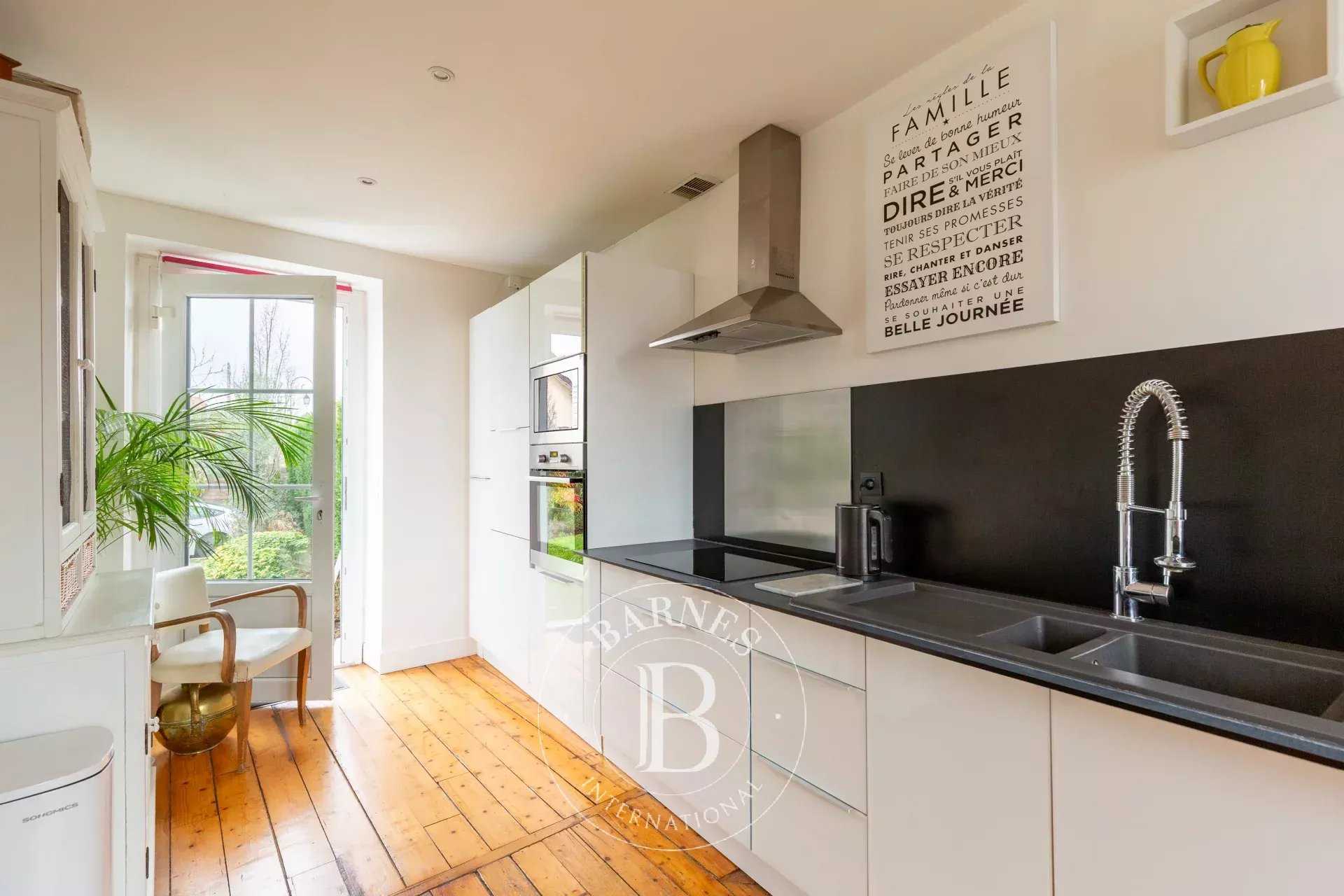 Le Mesnil-le-Roi  - House 5 Bedrooms