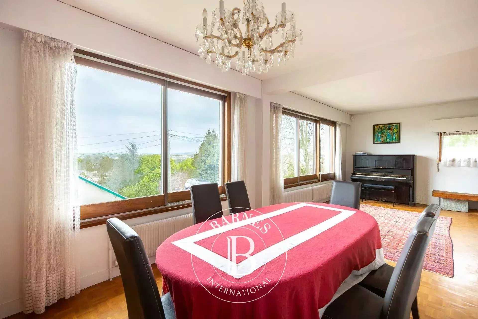 Saint-Germain-en-Laye  - House 6 Bedrooms