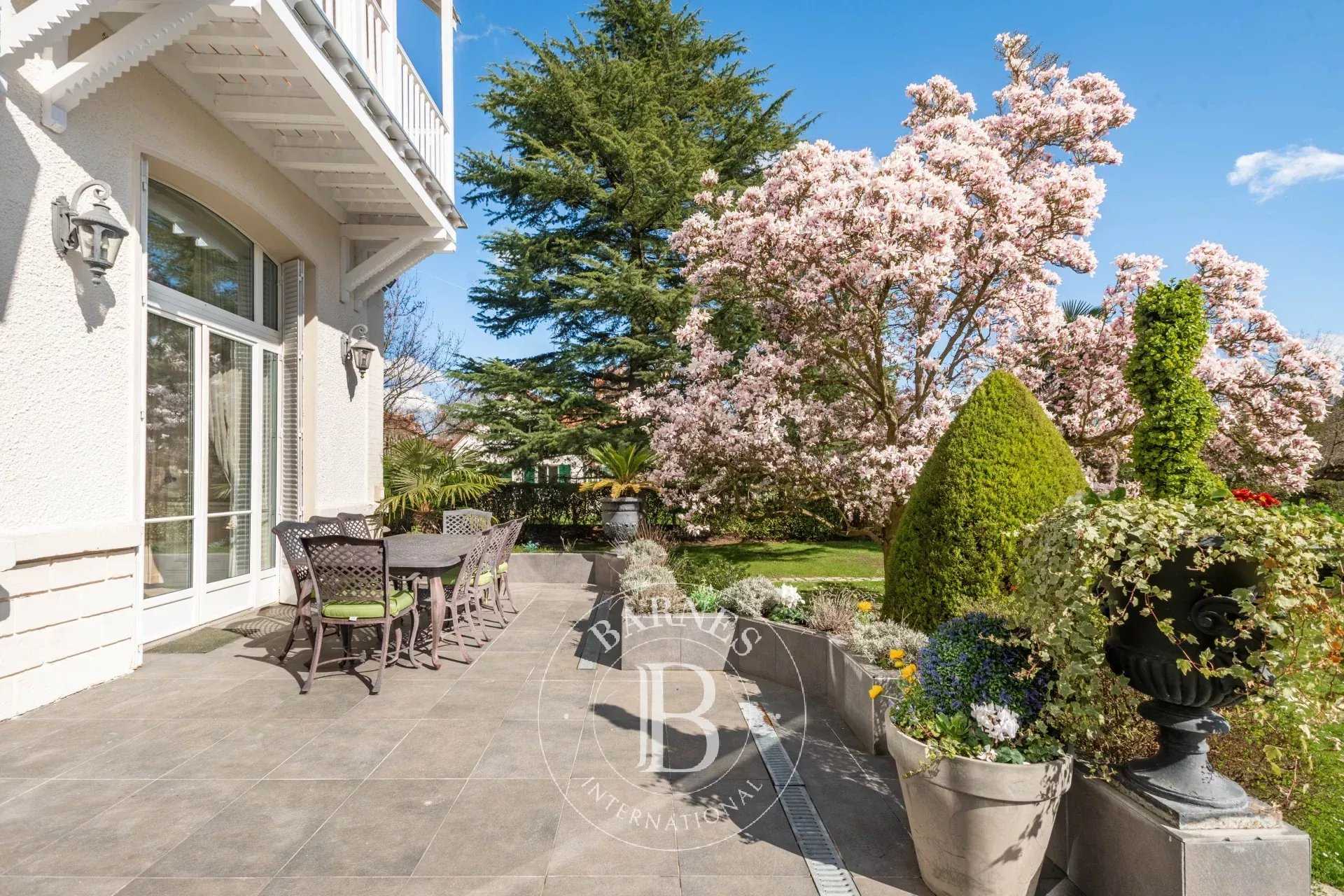 Croissy-sur-Seine  - Propriété 11 Pi&egrave;ces 5 Chambres