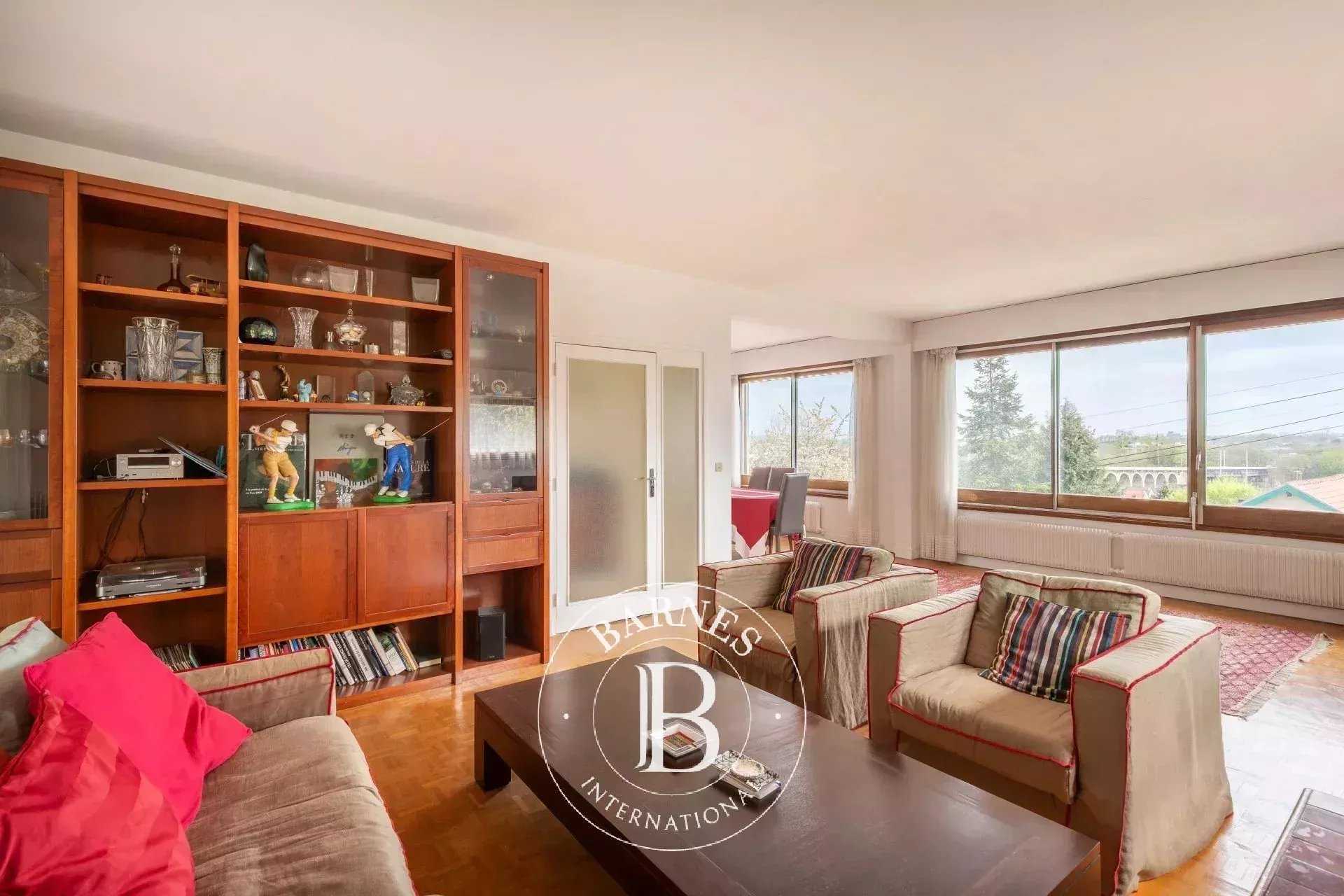 Saint-Germain-en-Laye  - House 6 Bedrooms