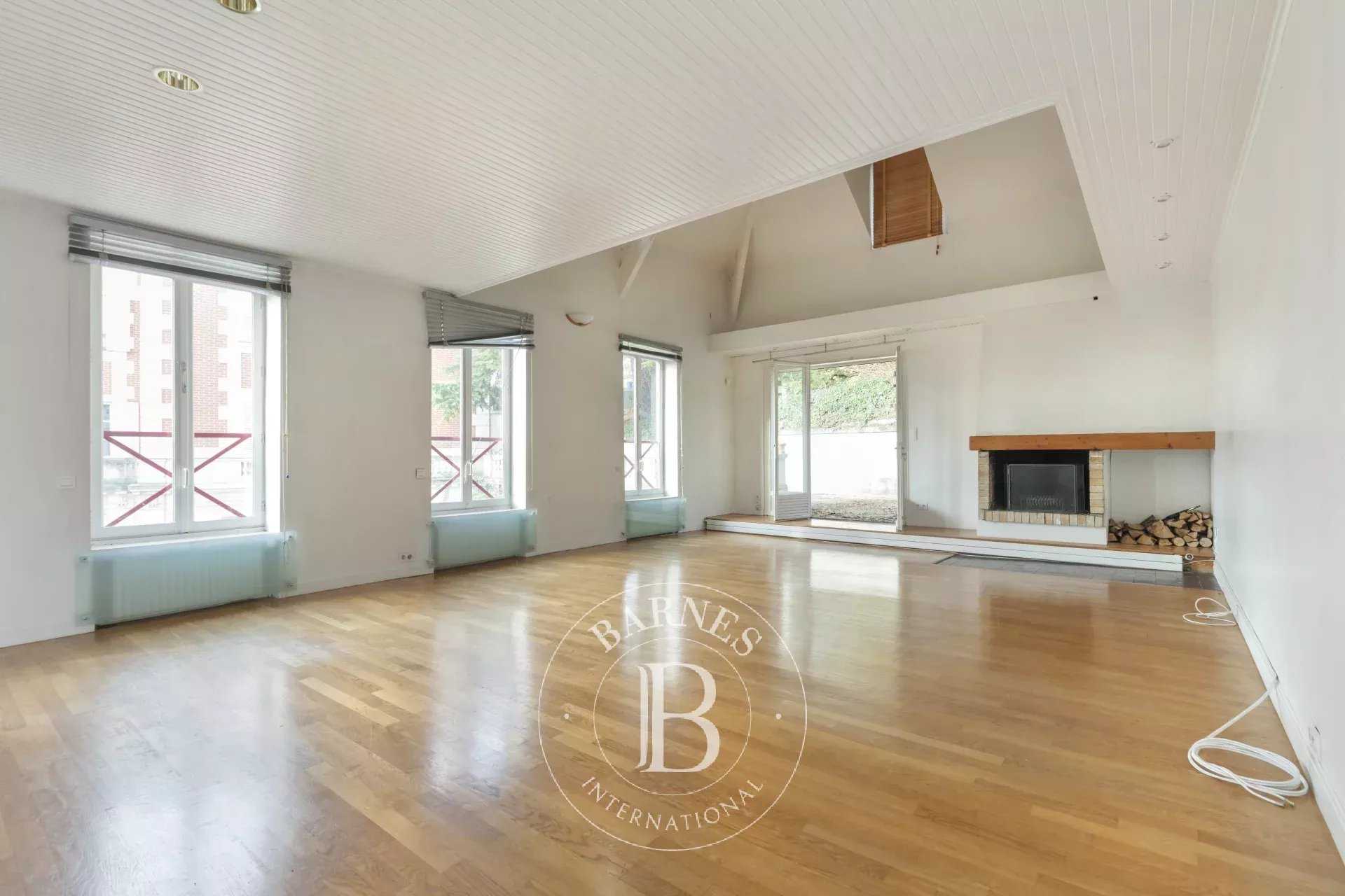 Le Mesnil-le-Roi  - House 3 Bedrooms