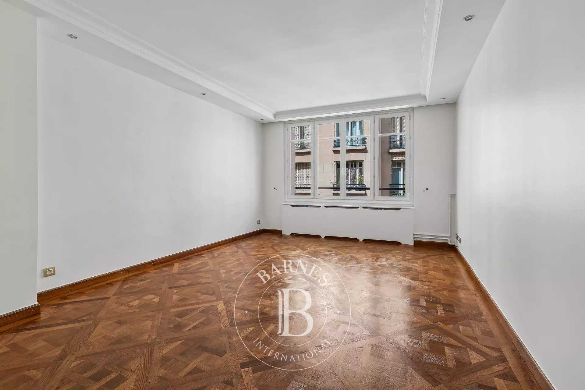 Paris  - Appartement 3 Pi&egrave;ces 2 Chambres
