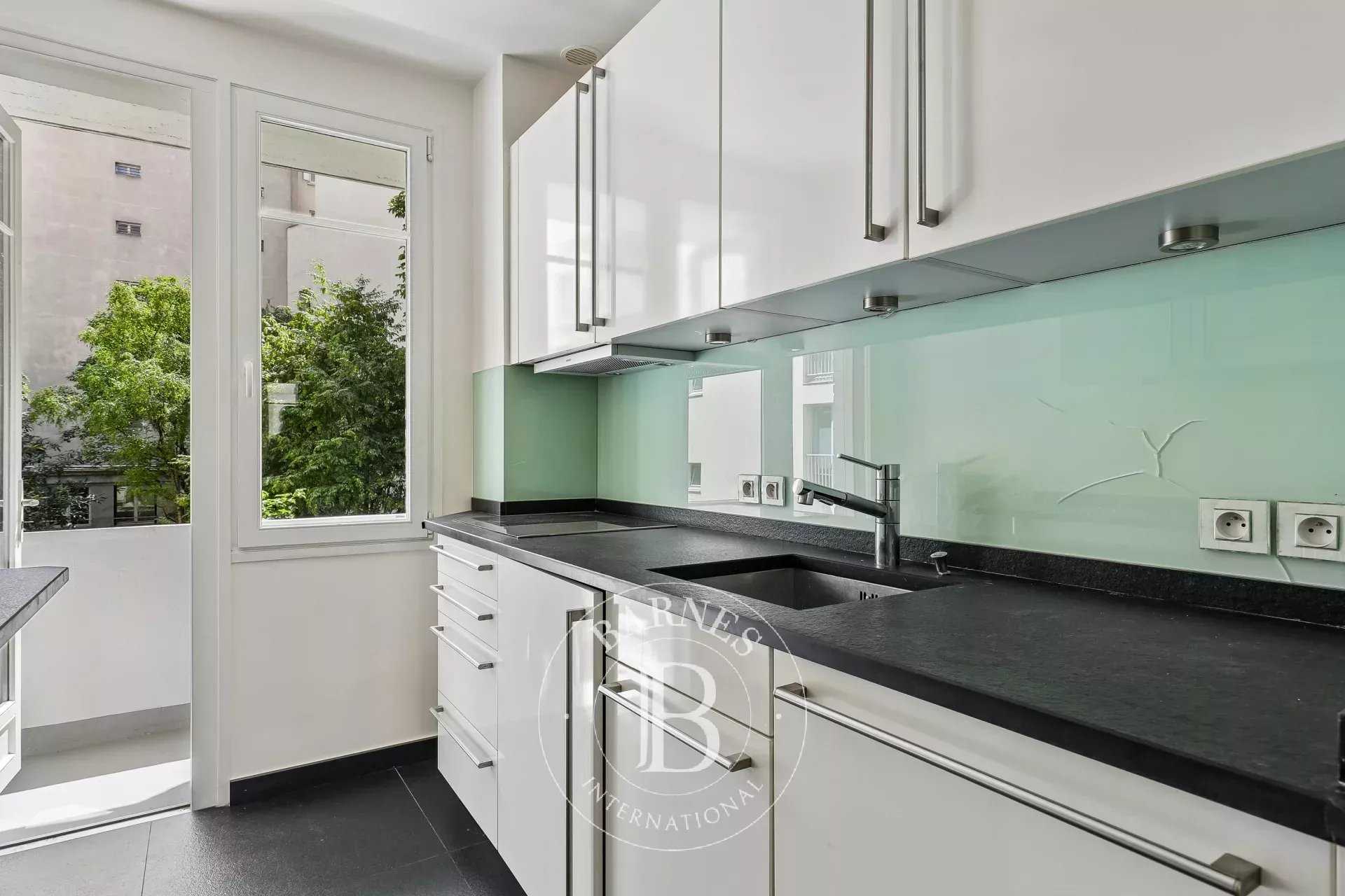 Paris  - Appartement 3 Pi&egrave;ces 2 Chambres