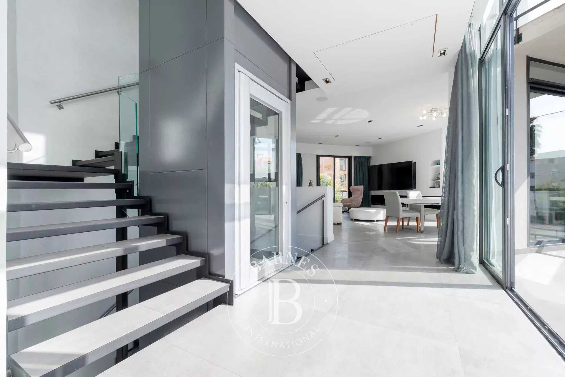 Cagnes-sur-Mer  - Villa 7 Pi&egrave;ces 4 Chambres