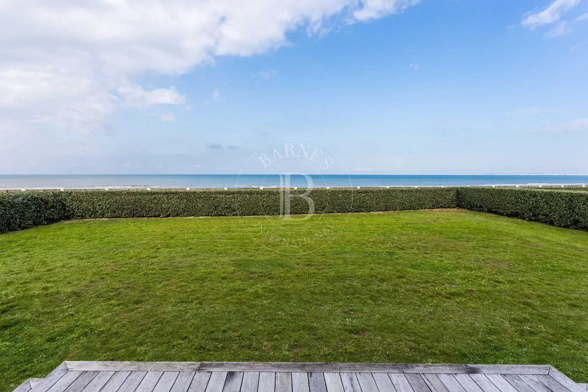 Bénerville-sur-Mer, seafront, contemporary villa with direct access to the beach picture 17
