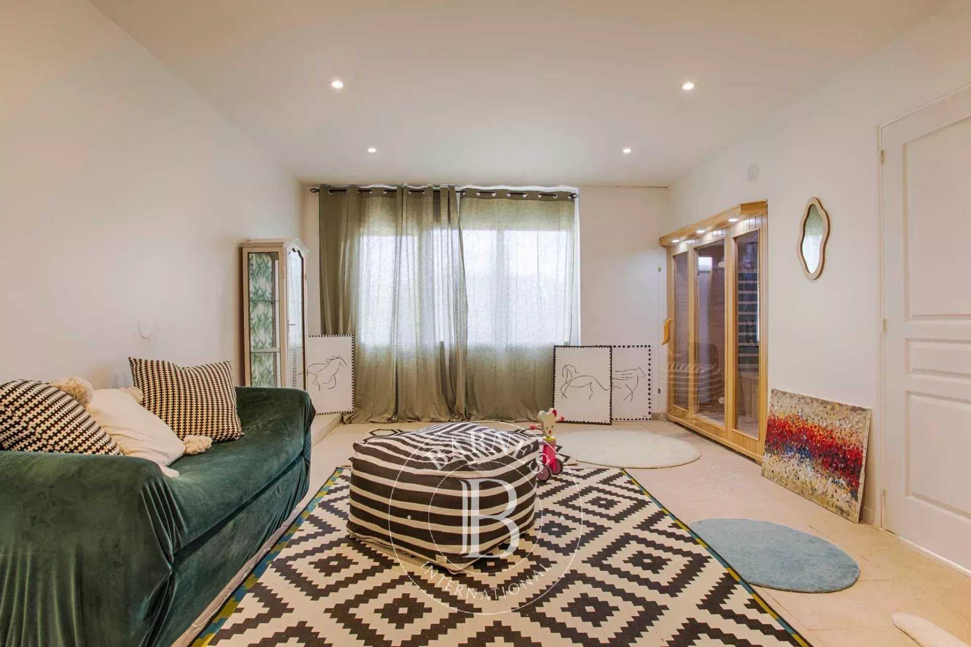 Saint-Étienne-la-Thillaye  - Property 6 Bedrooms