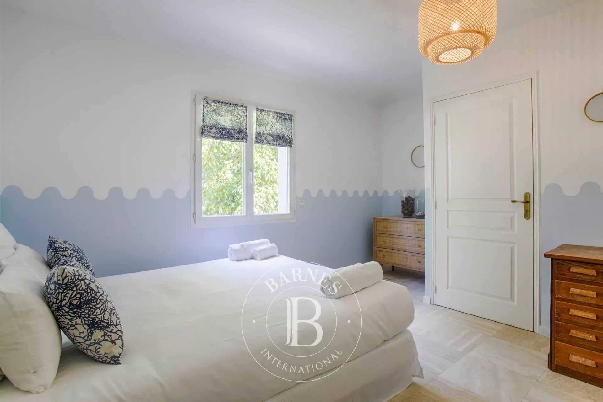 Saint-Étienne-la-Thillaye  - Property 6 Bedrooms