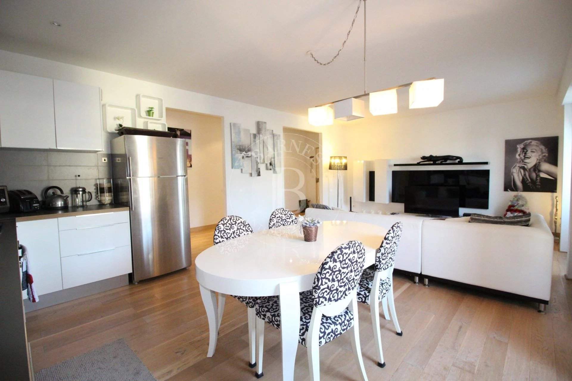 3 ROOM APARTMENT IN THE CENTRE OF DEAUVILLE AND STAFF APARTMENT picture 2