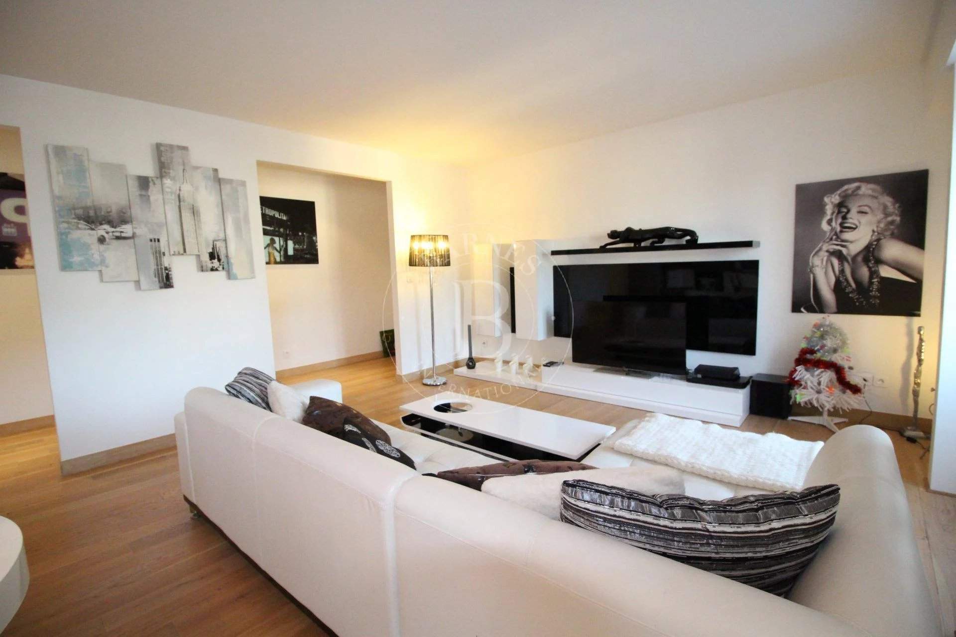 3 ROOM APARTMENT IN THE CENTRE OF DEAUVILLE AND STAFF APARTMENT picture 4
