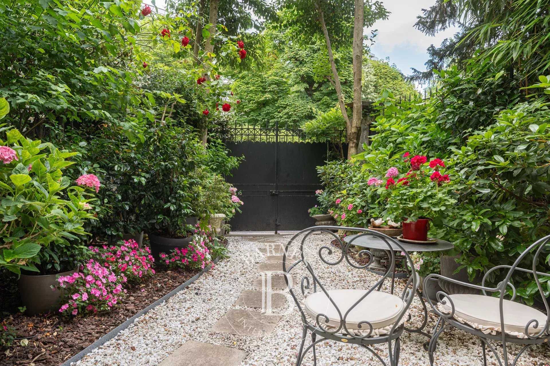 Paris  - House 6 Bedrooms