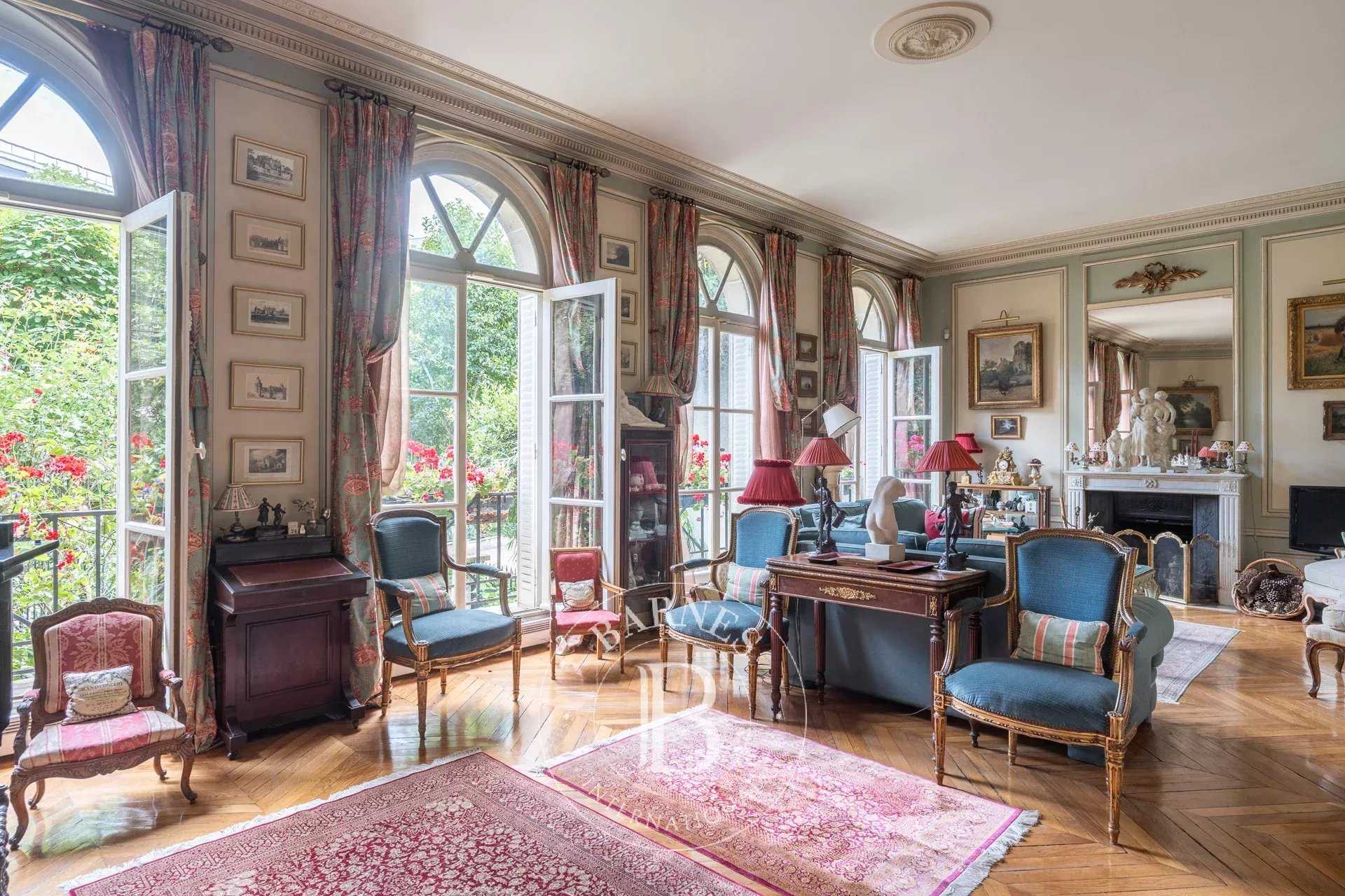 Paris  - House 6 Bedrooms