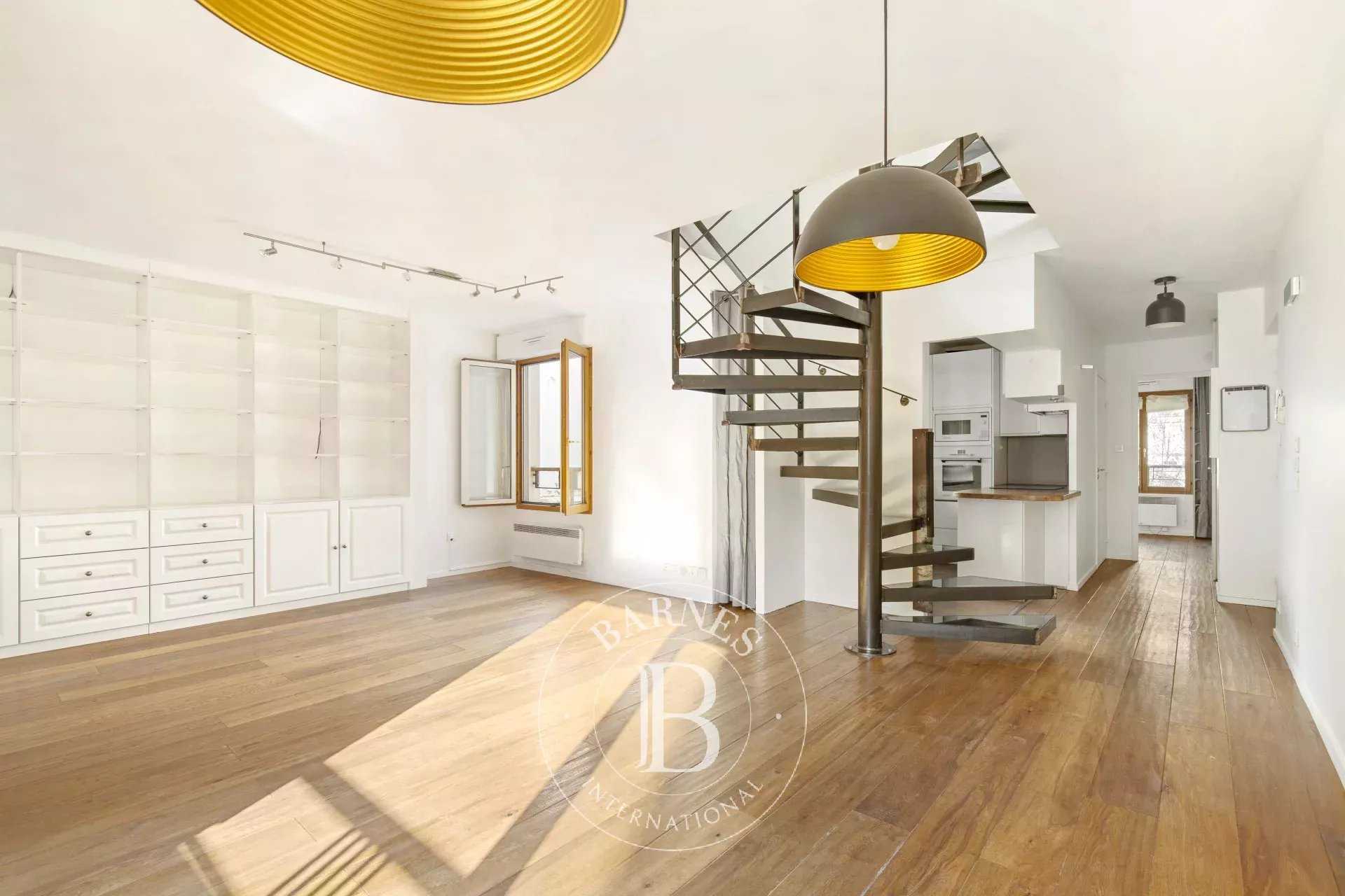 Paris  - Appartement 5 Pièces 4 Chambres