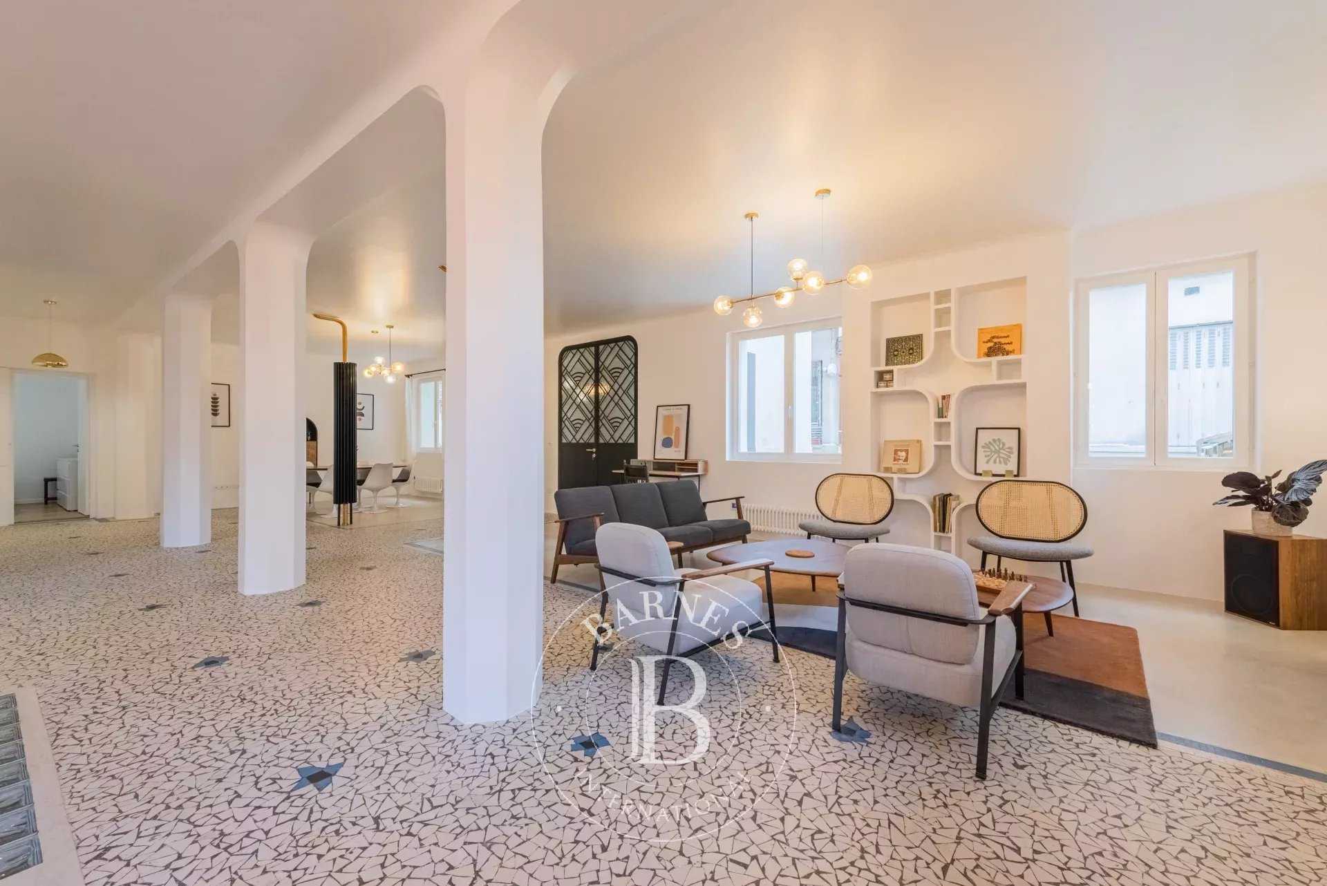 Paris  - Appartement 5 Pièces 2 Chambres