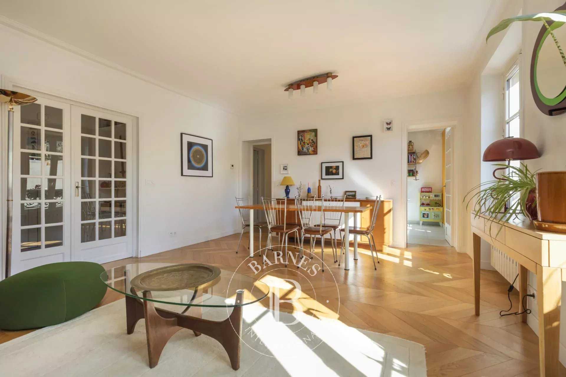 Paris  - Appartement 3 Pi&egrave;ces 2 Chambres