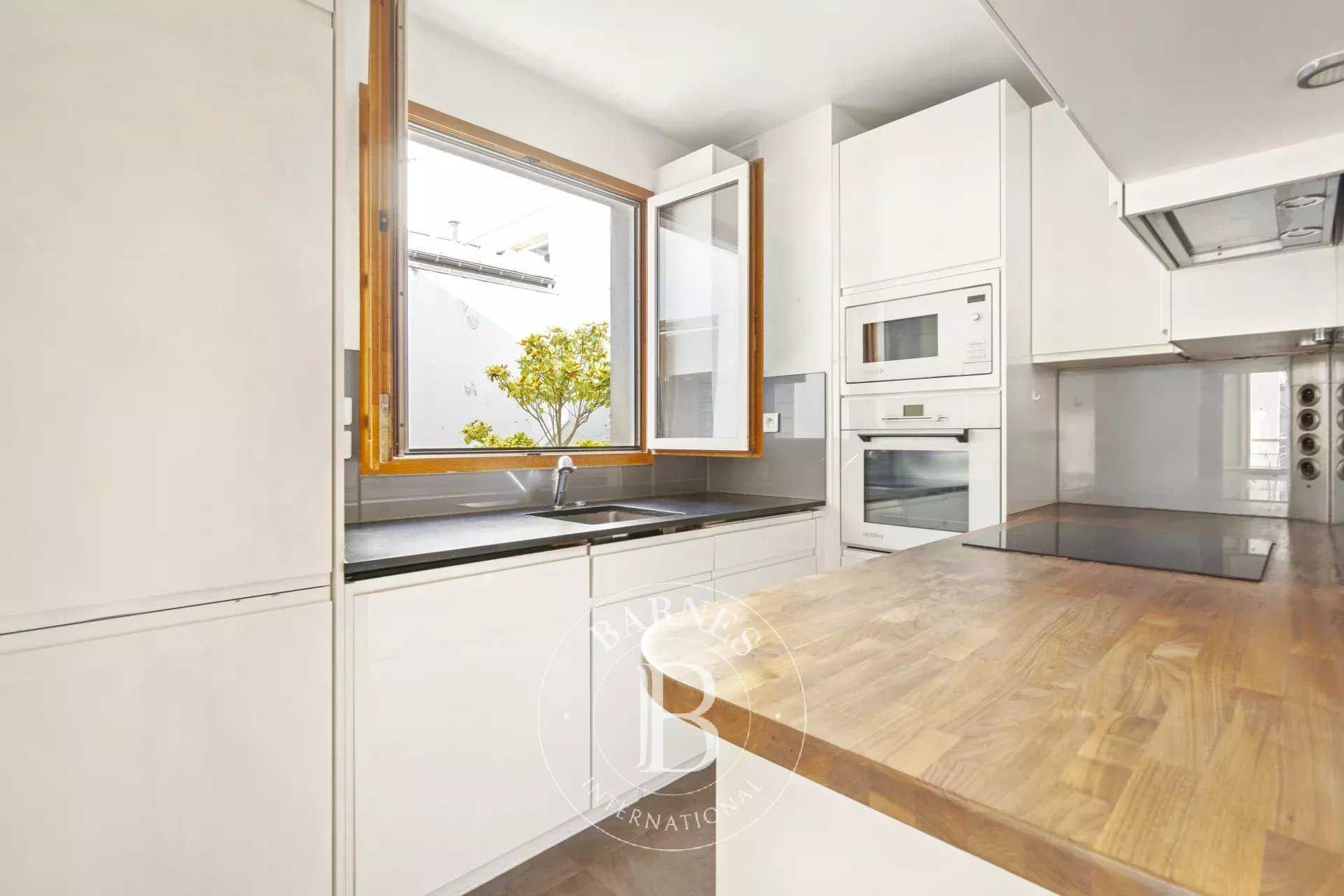 Paris  - Appartement 5 Pièces 4 Chambres