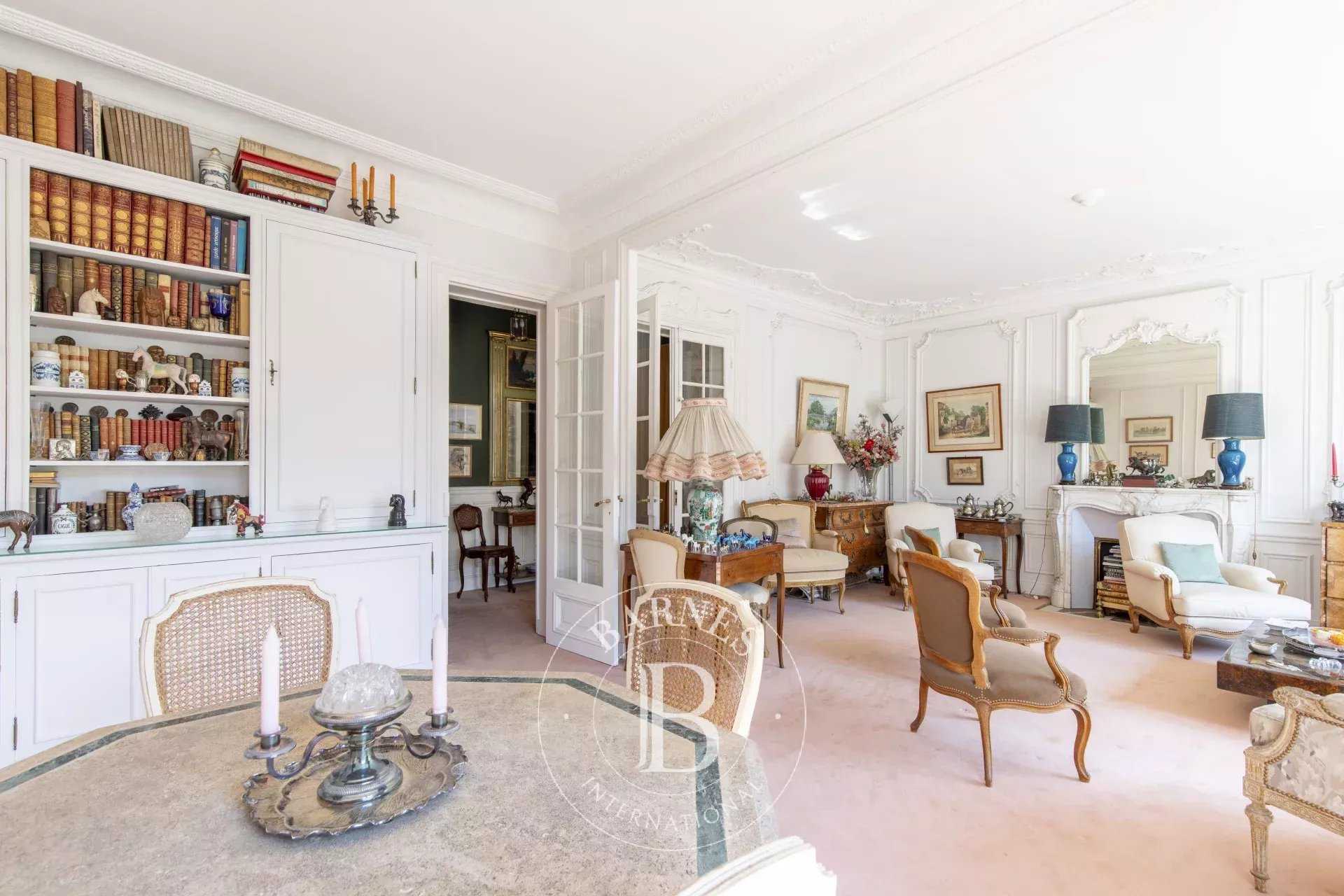 Paris  - Appartement 5 Pièces 3 Chambres