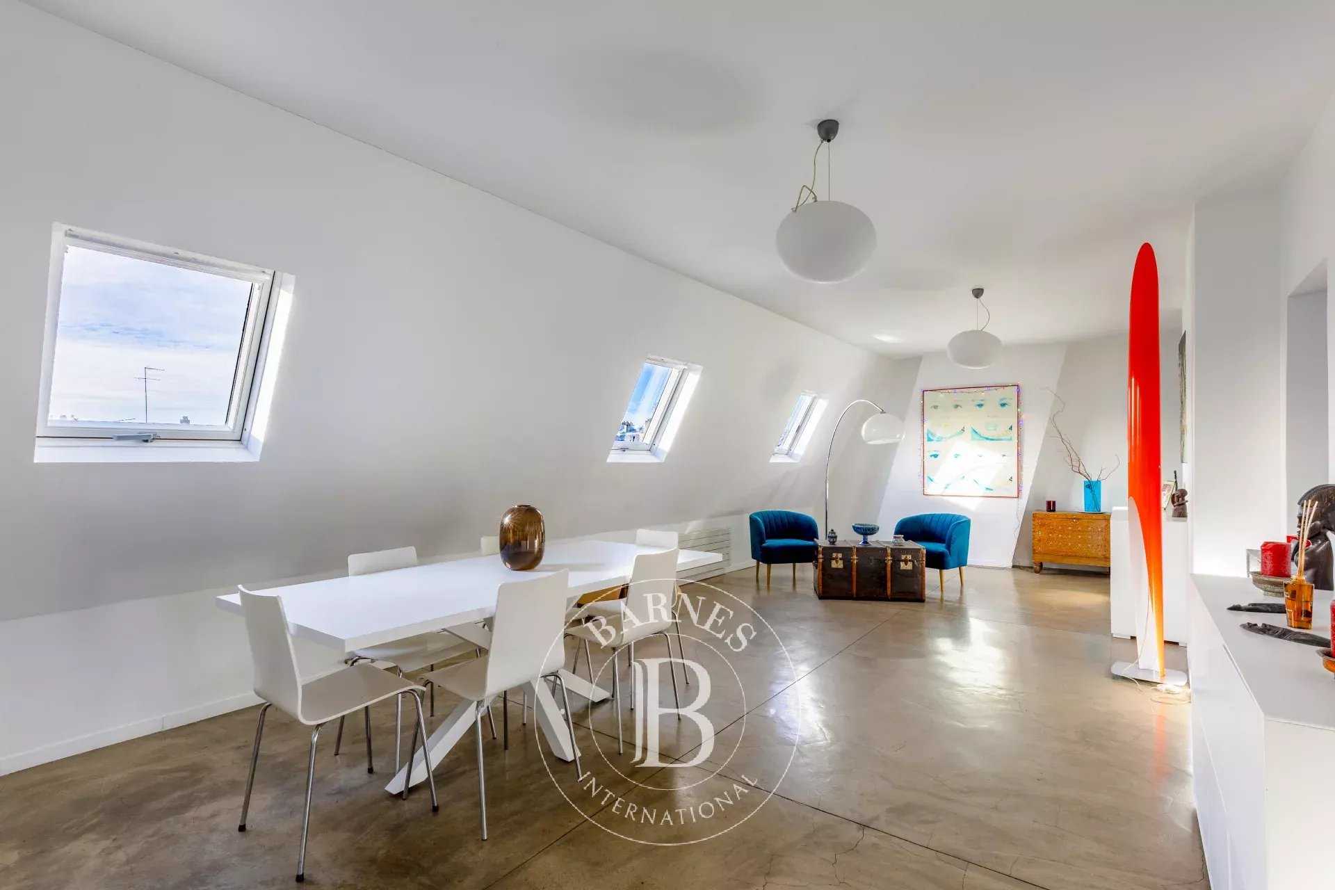 Paris  - Appartement 4 Pi&egrave;ces 2 Chambres