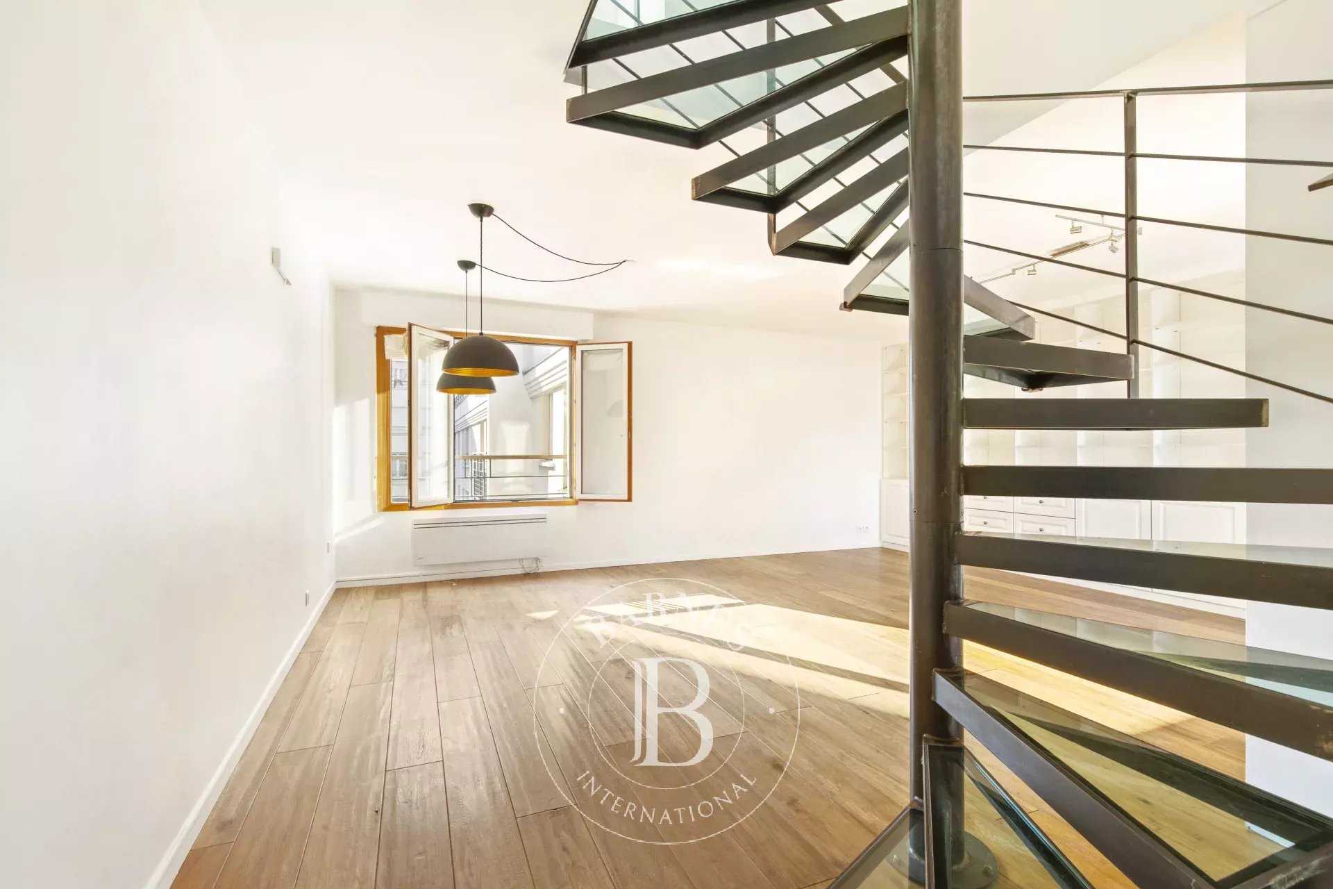 Paris  - Appartement 5 Pièces 4 Chambres