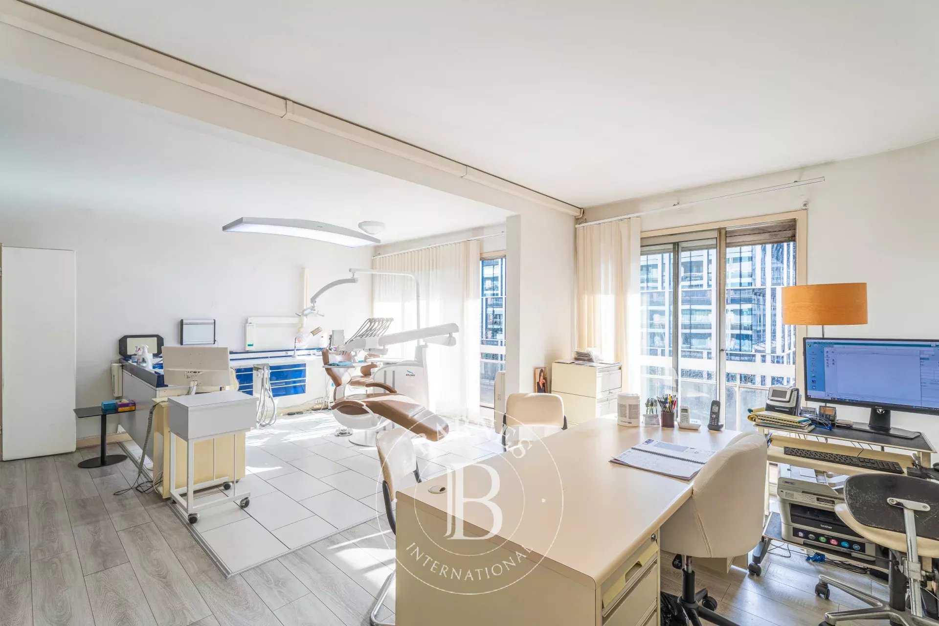 Paris  - Appartement 4 Pi&egrave;ces 3 Chambres