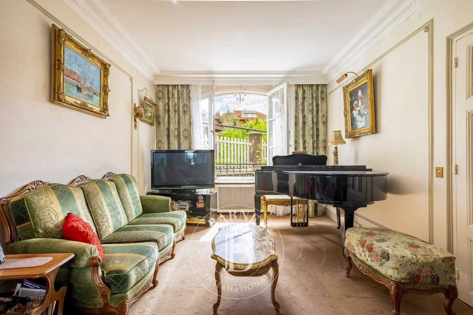 Paris  - Maison 6 Pièces 3 Chambres