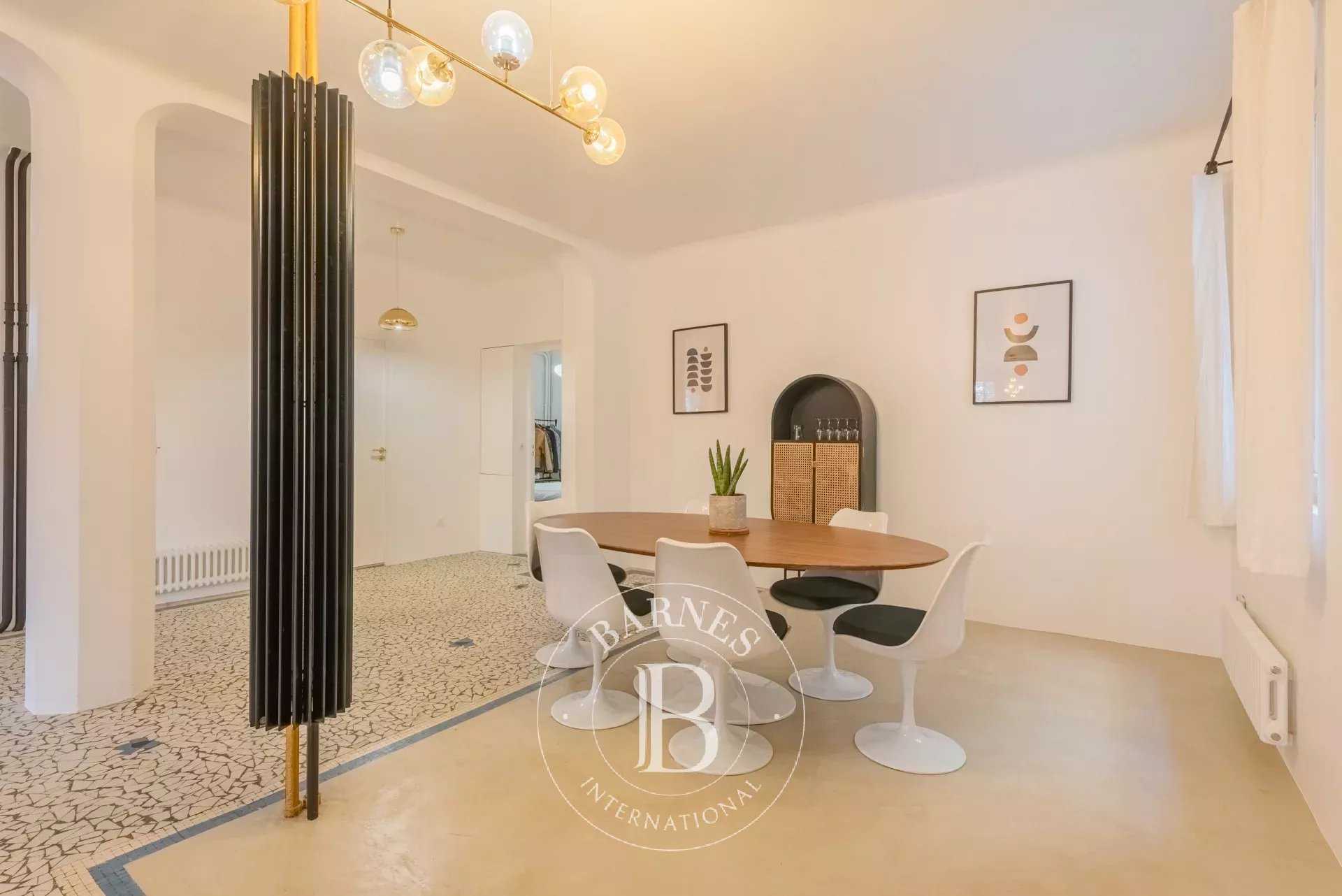 Paris  - Appartement 5 Pièces 2 Chambres